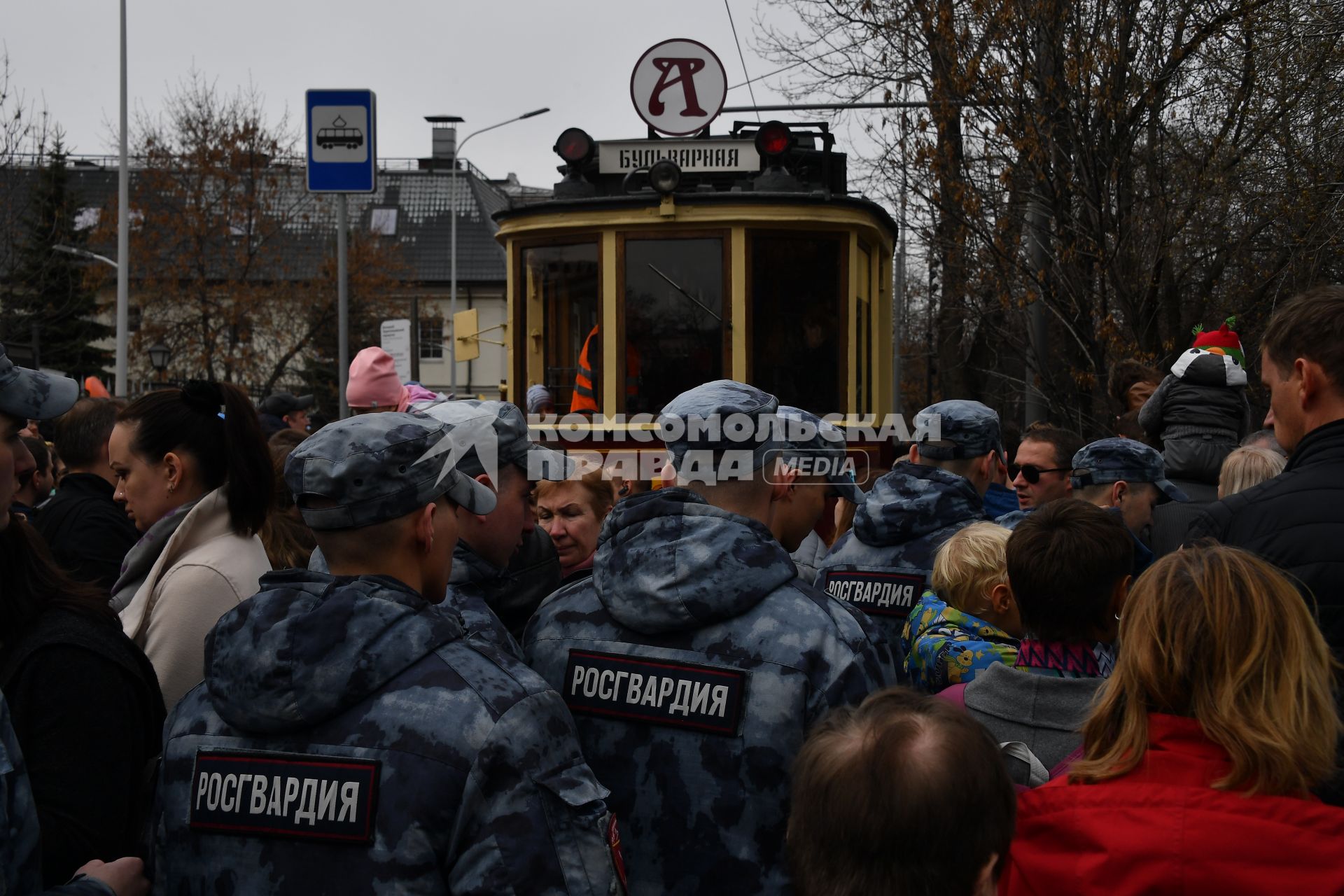 Москва.  Посетители на ежегодном параде трамваев, посвященном 120-летию трамвайного движения в городе, на Чистопрудном бульваре.