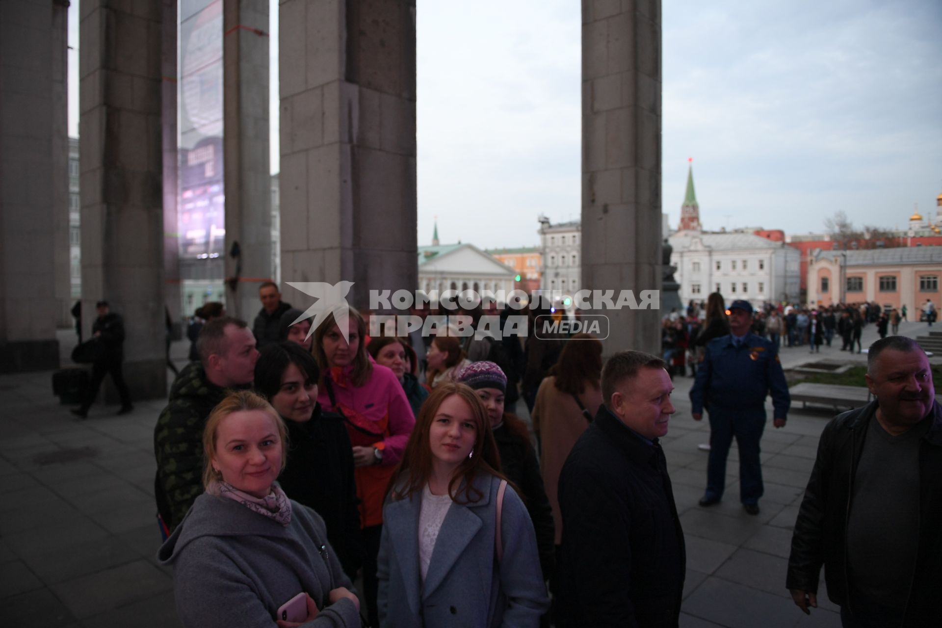 Москва. Читатели стоят в очереди в Российскую государственную библиотеку.