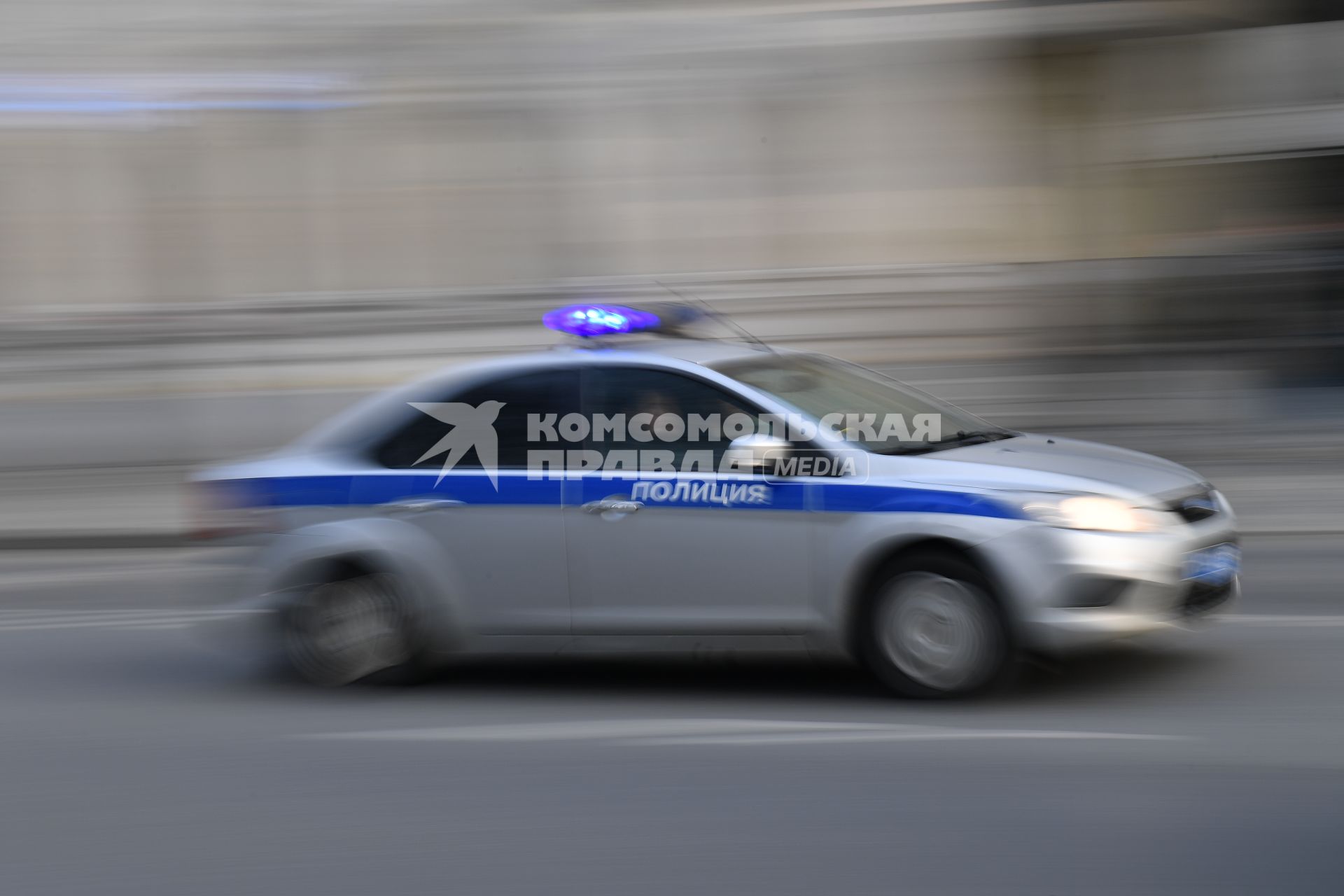 Москва. Полицейская машина на улице города.