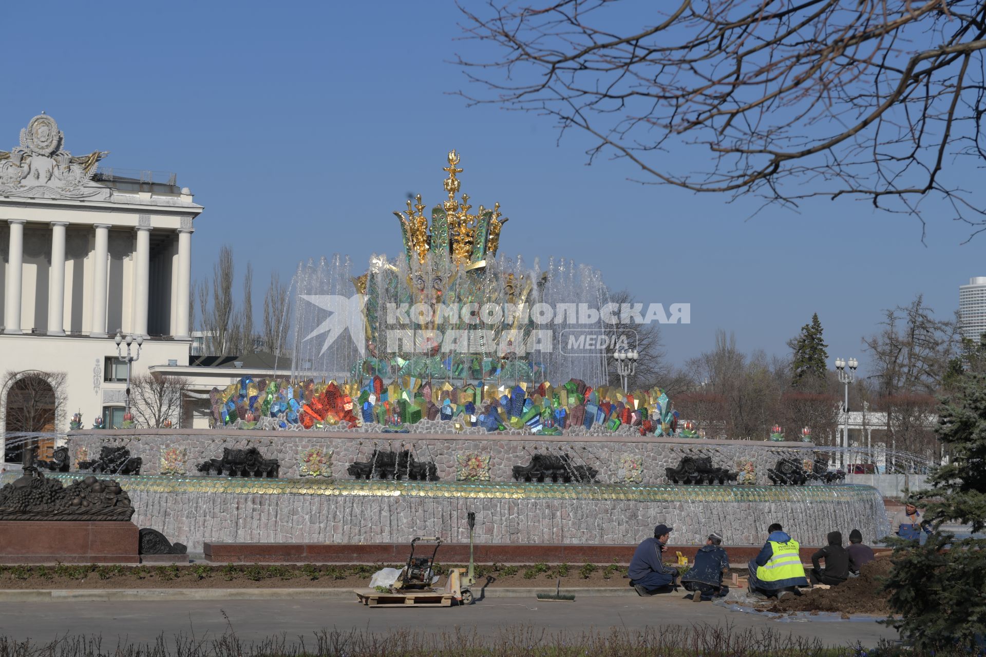 Москва. На ВДНХ после реставрации открыли фонтан `Каменный цветок`.