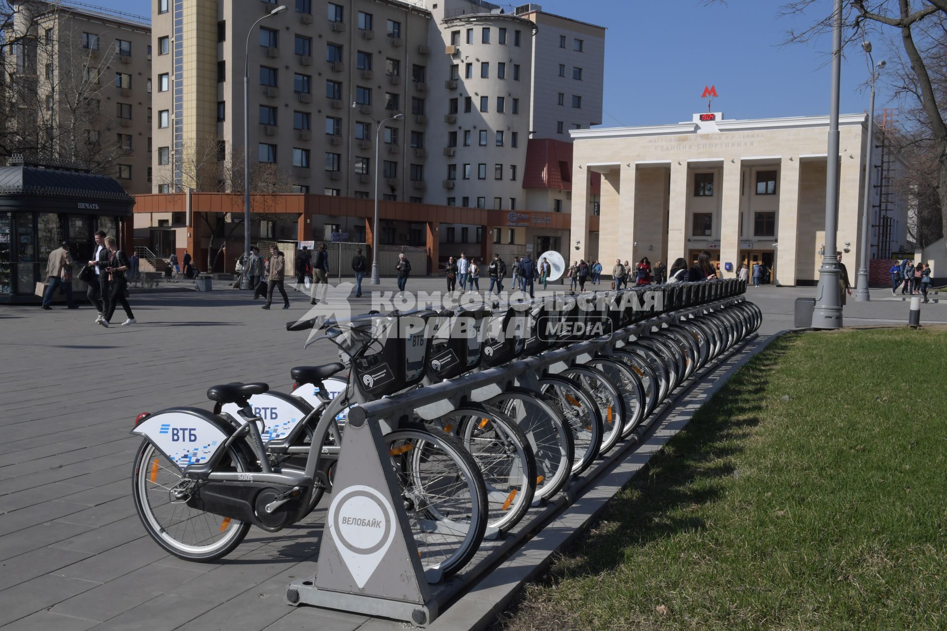 Москва.  Велопарковка  у станции метро `Спортивная`.