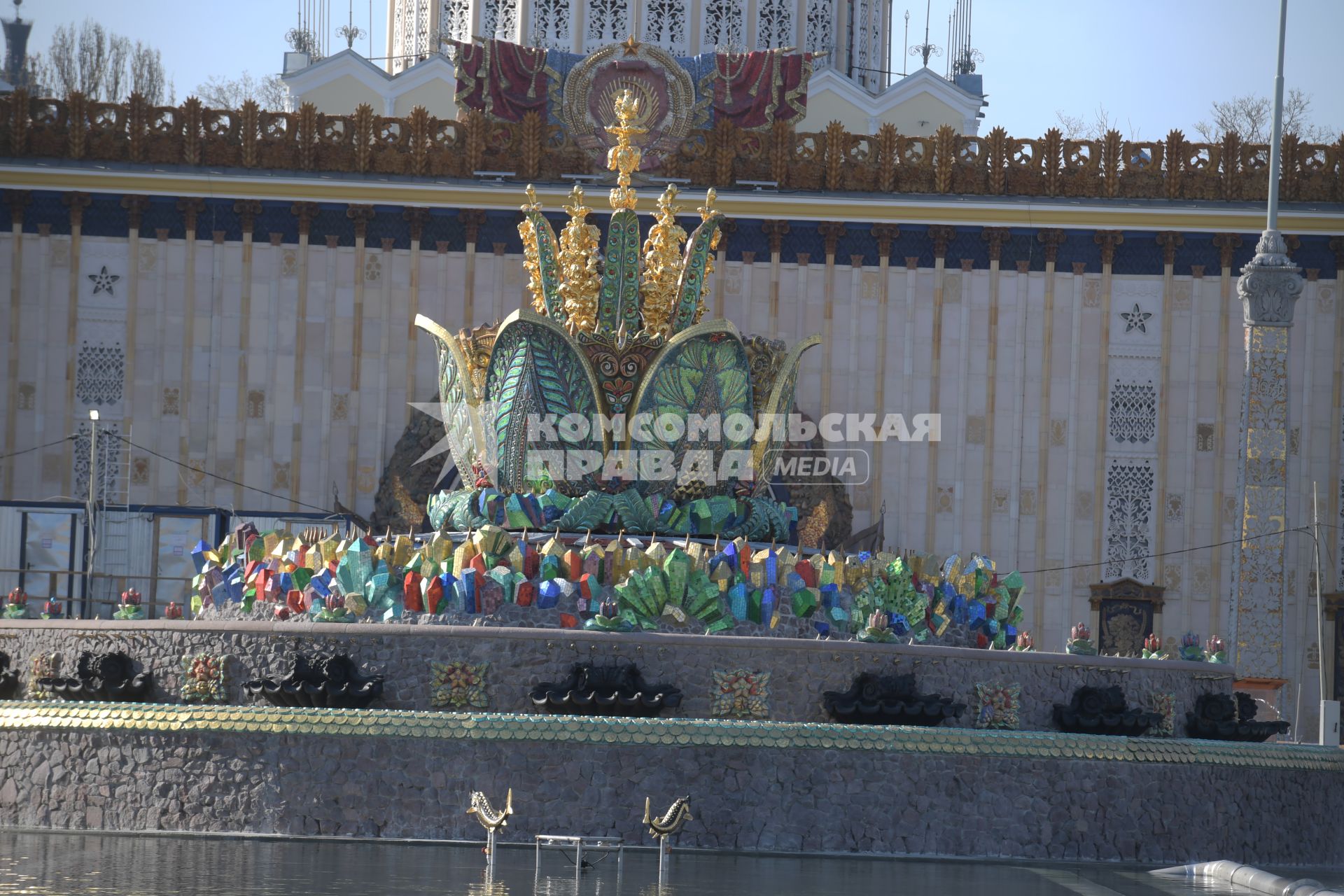 Москва. На ВДНХ после реставрации открыли фонтан `Каменный цветок`.