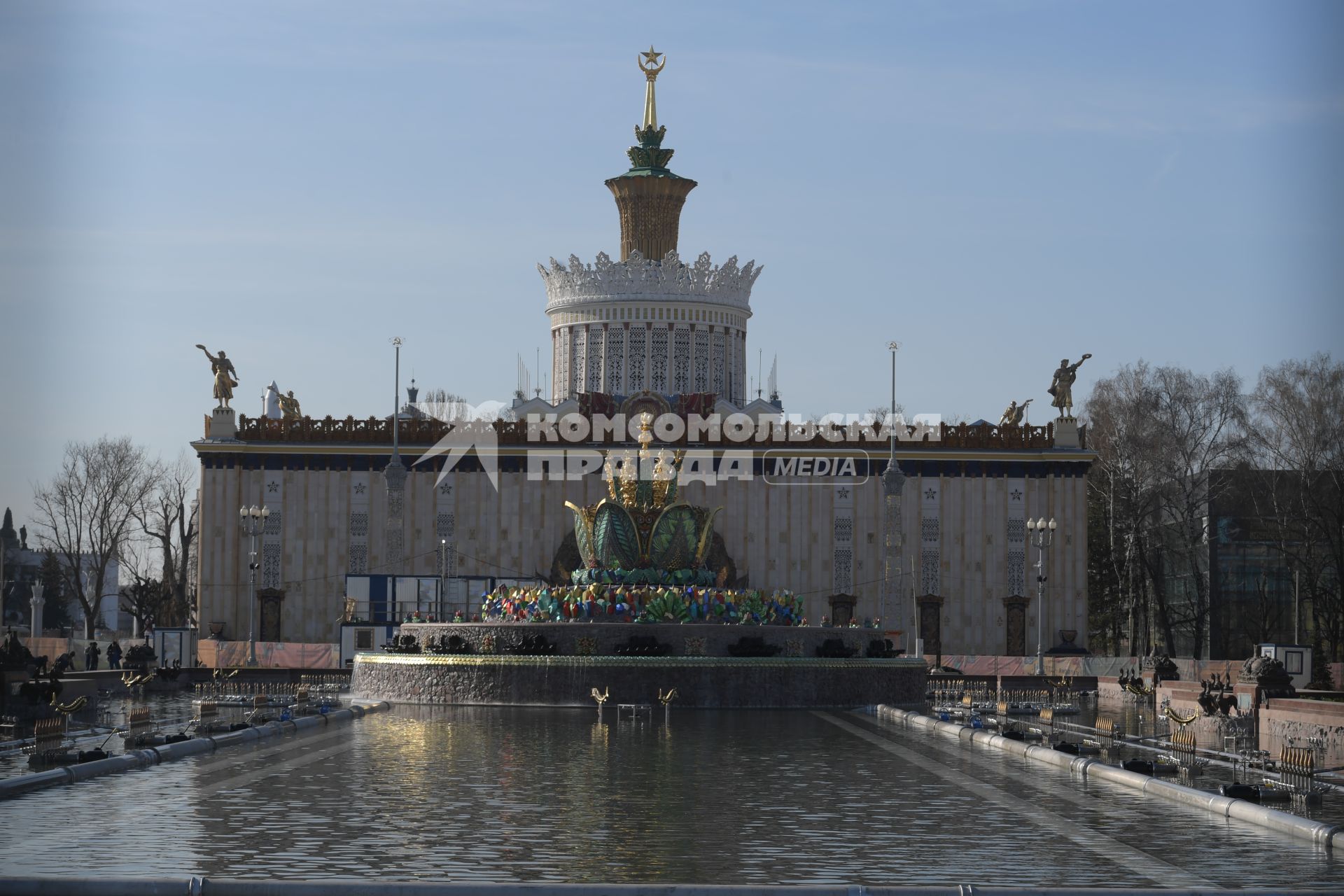 Москва. На ВДНХ после реставрации открыли фонтан `Каменный цветок`.