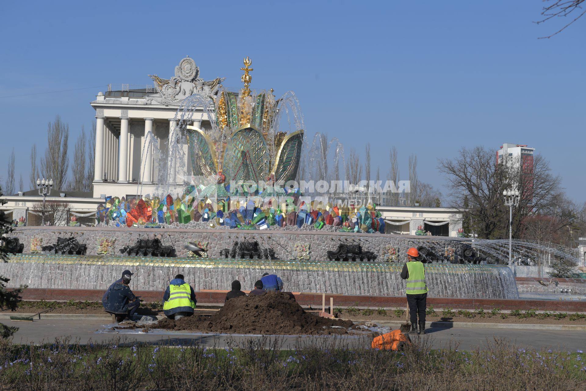 Москва. На ВДНХ после реставрации открыли фонтан `Каменный цветок`.