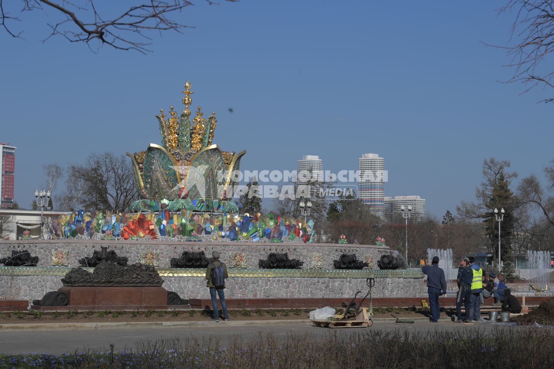 Москва. На ВДНХ после реставрации открыли фонтан `Каменный цветок`.