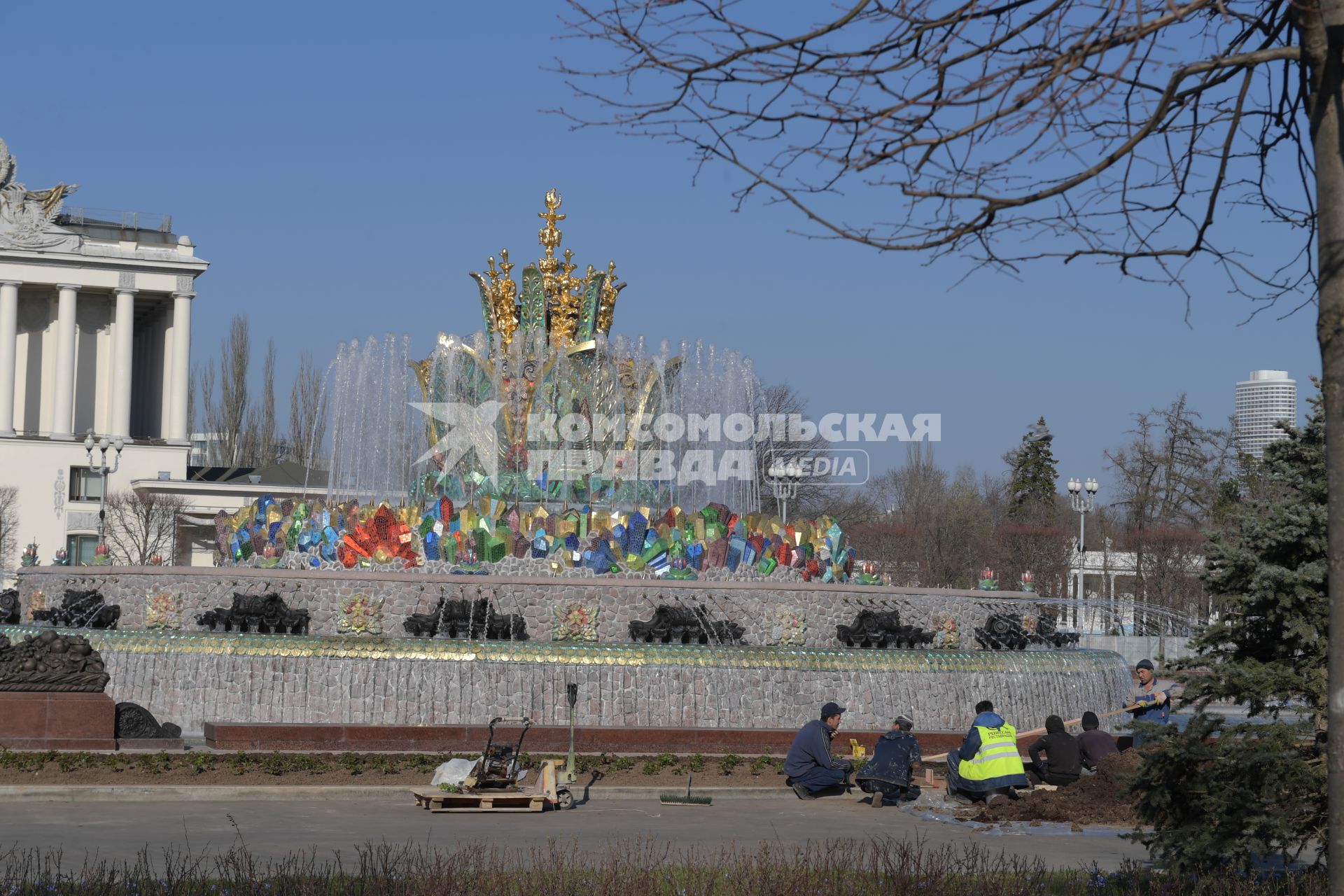 Москва. На ВДНХ после реставрации открыли фонтан `Каменный цветок`.