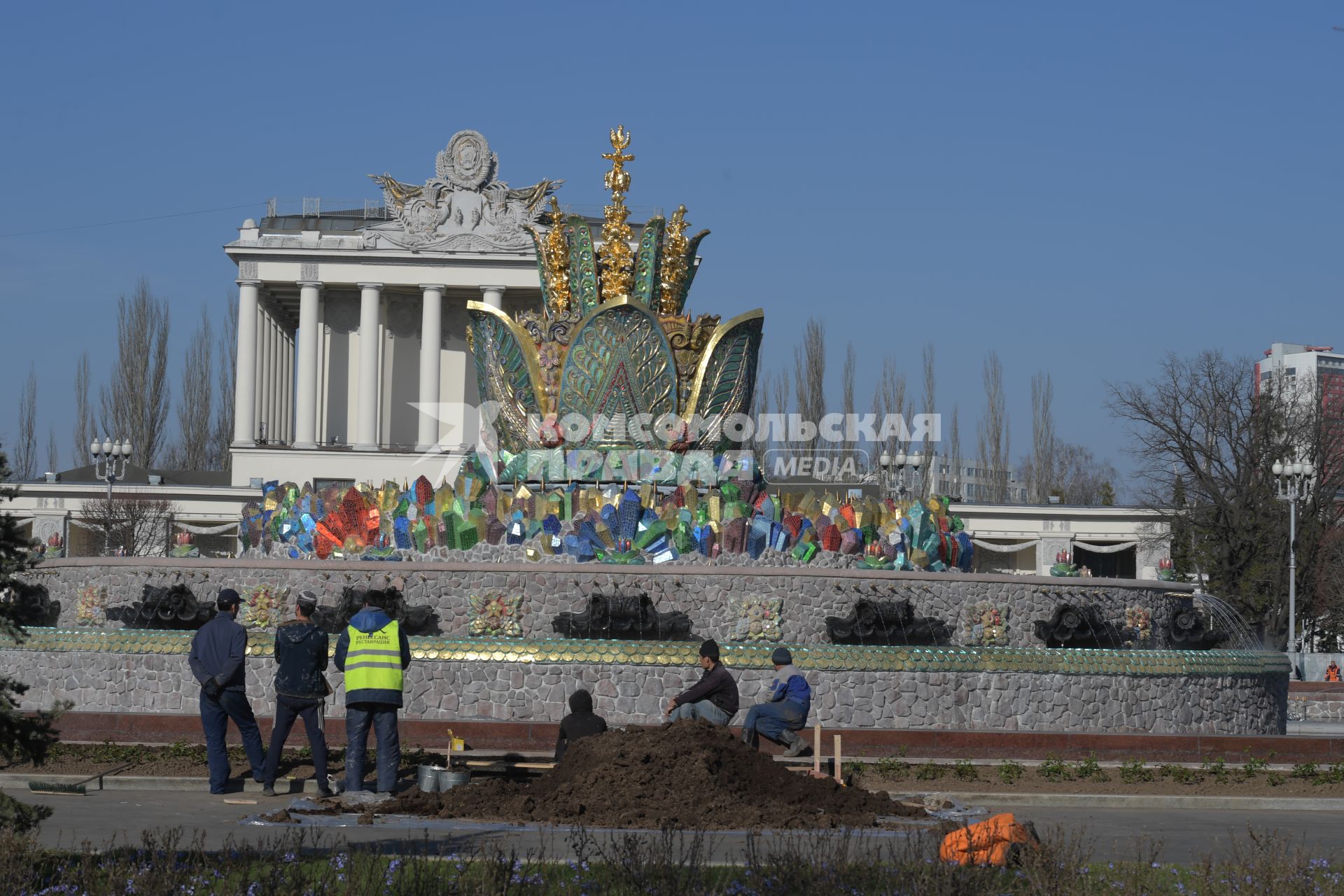 Москва. На ВДНХ после реставрации открыли фонтан `Каменный цветок`.