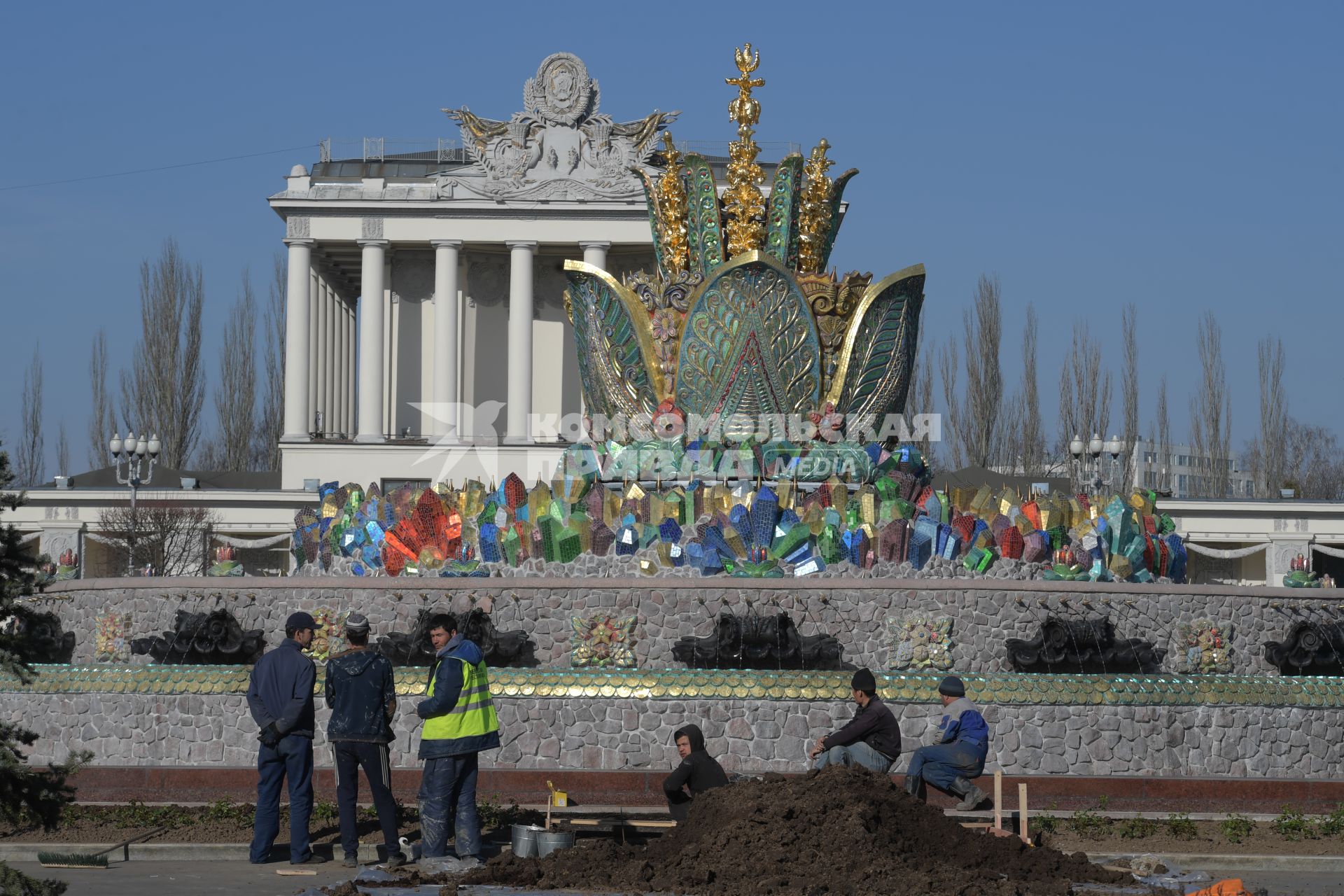 Москва. На ВДНХ после реставрации открыли фонтан `Каменный цветок`.