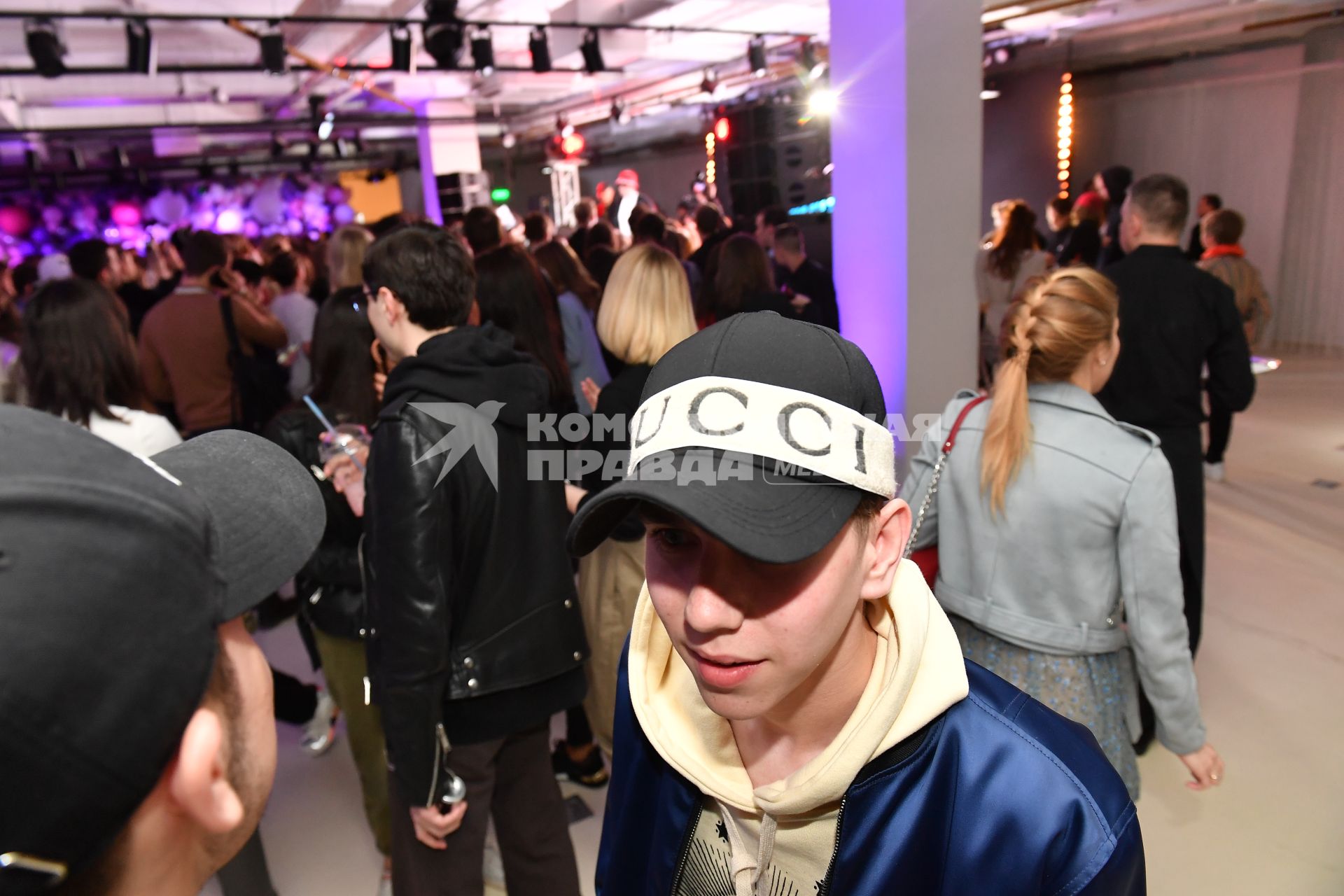Москва.  Юные участники  вечеринки `Tatler Teen Party` на пятом этаже  ЦУМа.