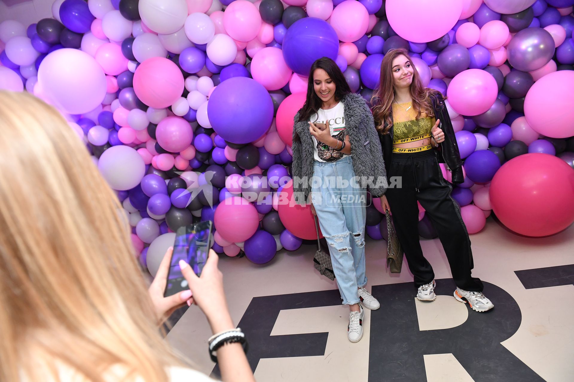 Москва.  Юные участники  вечеринки `Tatler Teen Party` на пятом этаже  ЦУМа.
