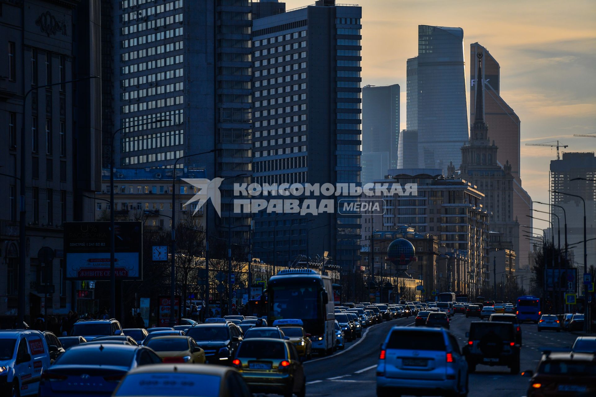 Москва.  Движение транспорта на Новом Арбате.