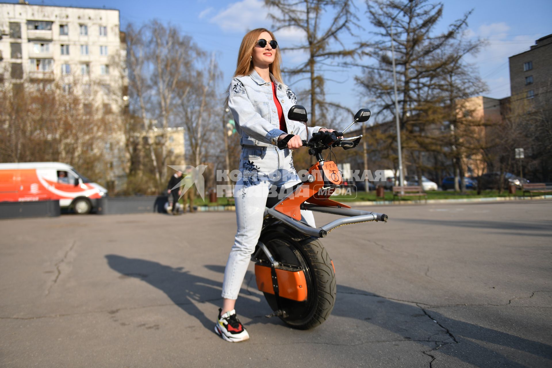 Москва. Корреспондент `Комсомольской правды` Анастасия Варданян учится кататься на моноколесе.