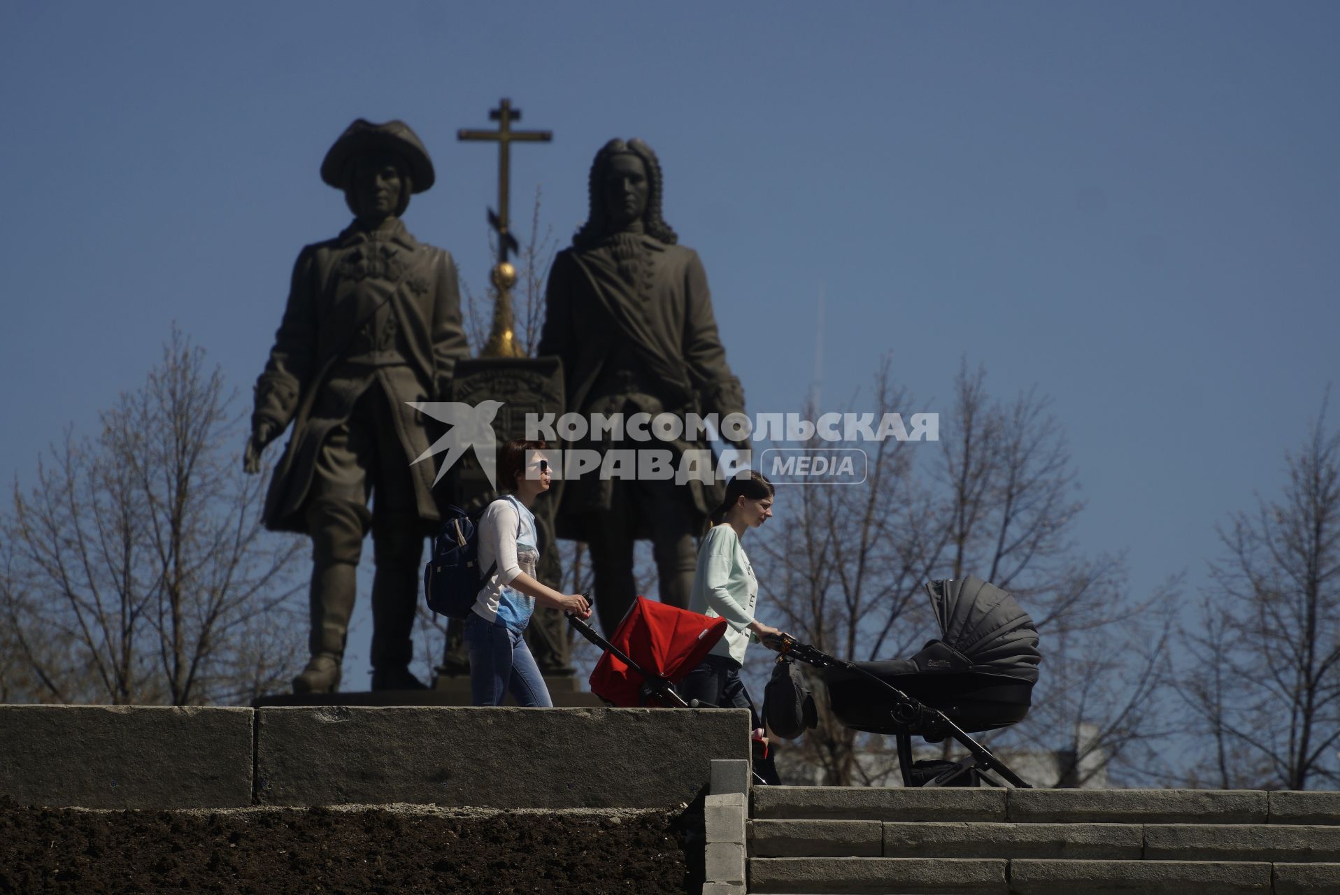 Екатеринбург. Мамы с калясками проходят мимо памятника основателям города Василию Татищеву и Вильгельму Де Генину