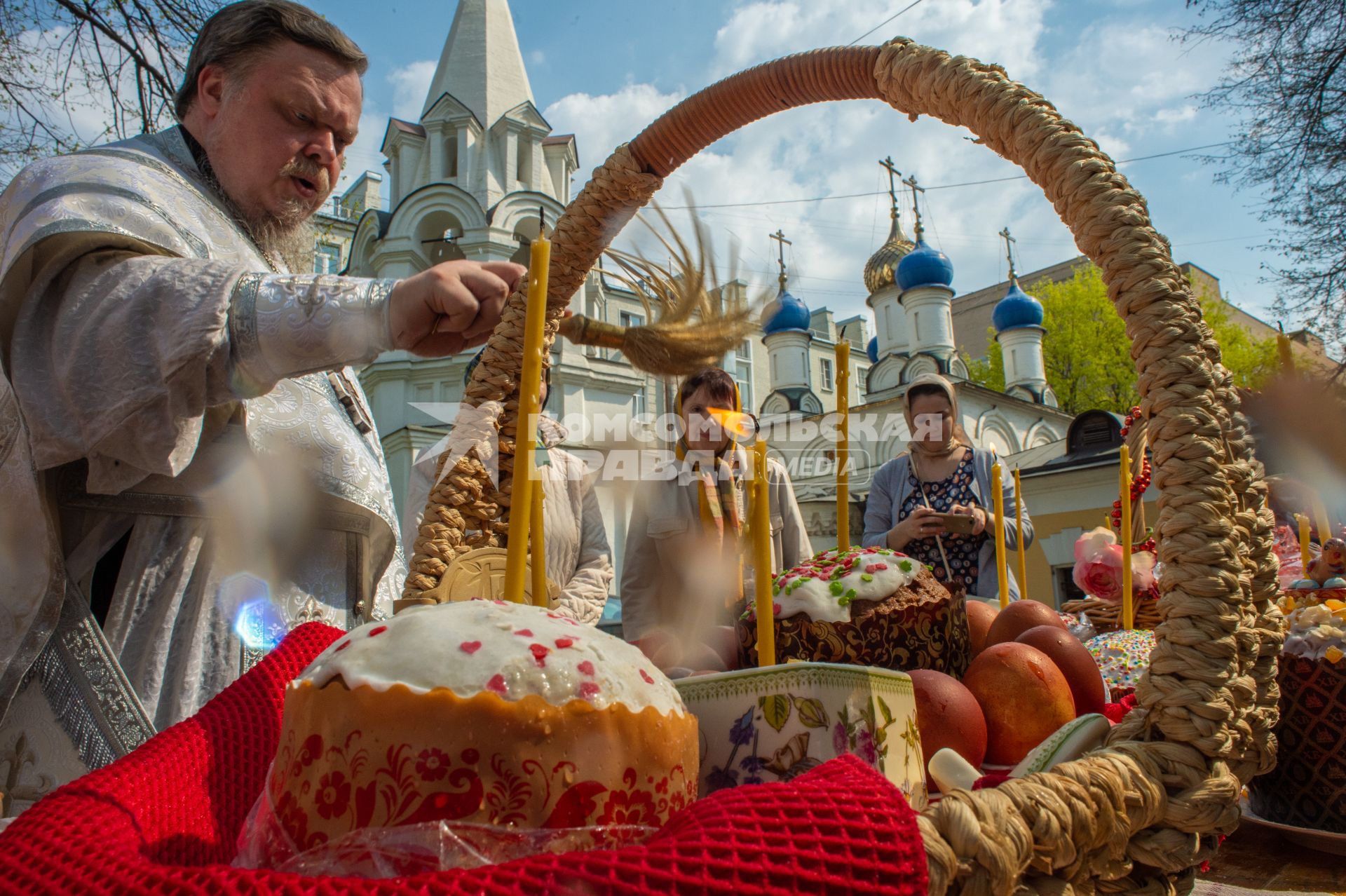 Москва.  Протоиерей Всеволод Чаплин во время освящения пасхальных куличей и яиц у  храма преподобного Феодора Студита у Никитских ворот.