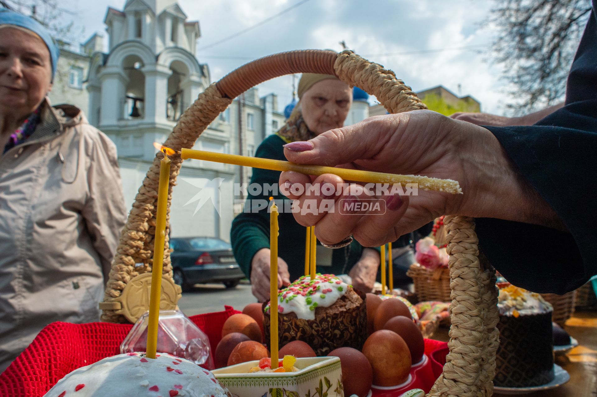 Москва.   Прихожане  во время освящения пасхальных куличей и яиц у  храма преподобного Феодора Студита у Никитских ворот.