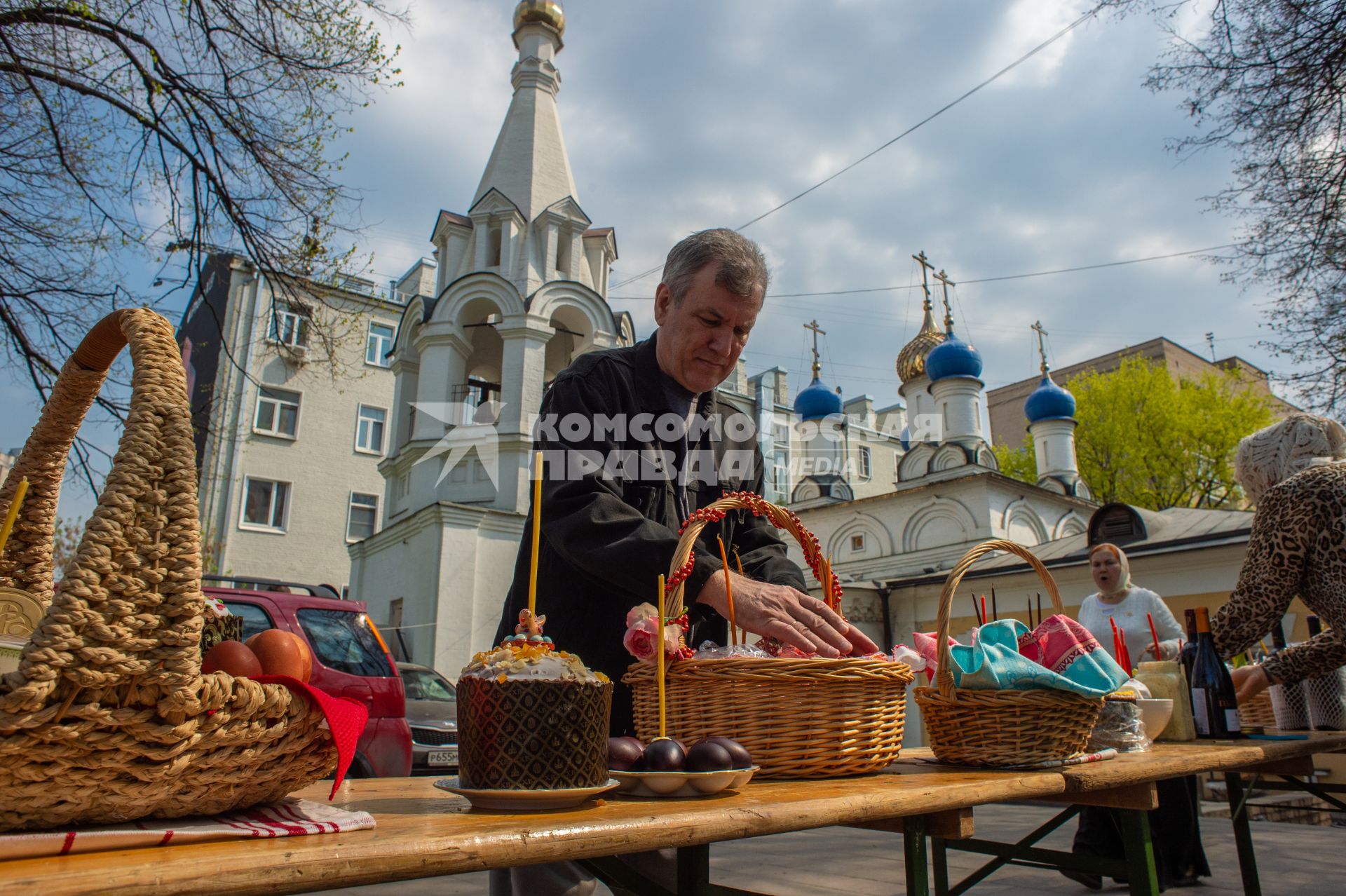 Москва.   Прихожане  во время освящения пасхальных куличей и яиц у  храма преподобного Феодора Студита у Никитских ворот.