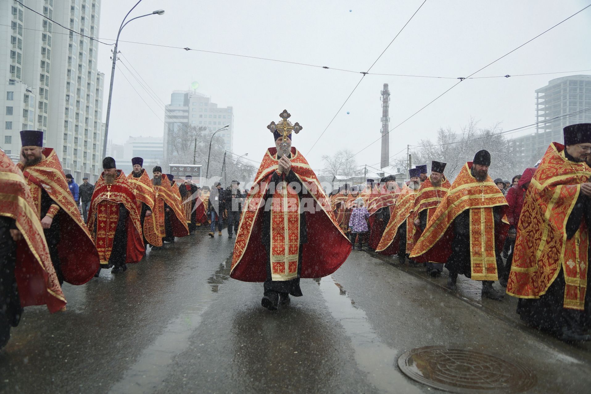 Екатеринбург. Верующие идут крестным ходомво время празднования пасхи