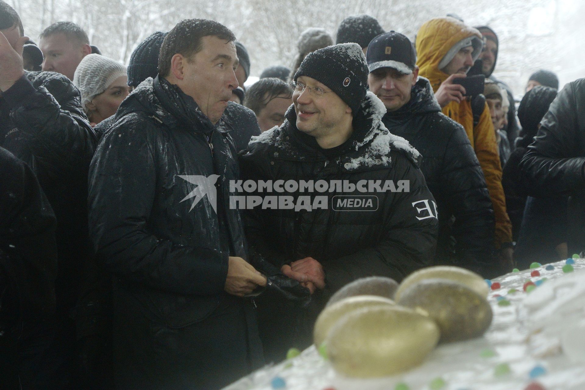 Екатеринбург. Губернатор Свердловской области Евгений Куйвашев (слева)  и глава компании РМК (Русская медная компания) Игорь Алтушкин (справа) у трехтонного мегакулича изготовленного к пасхе