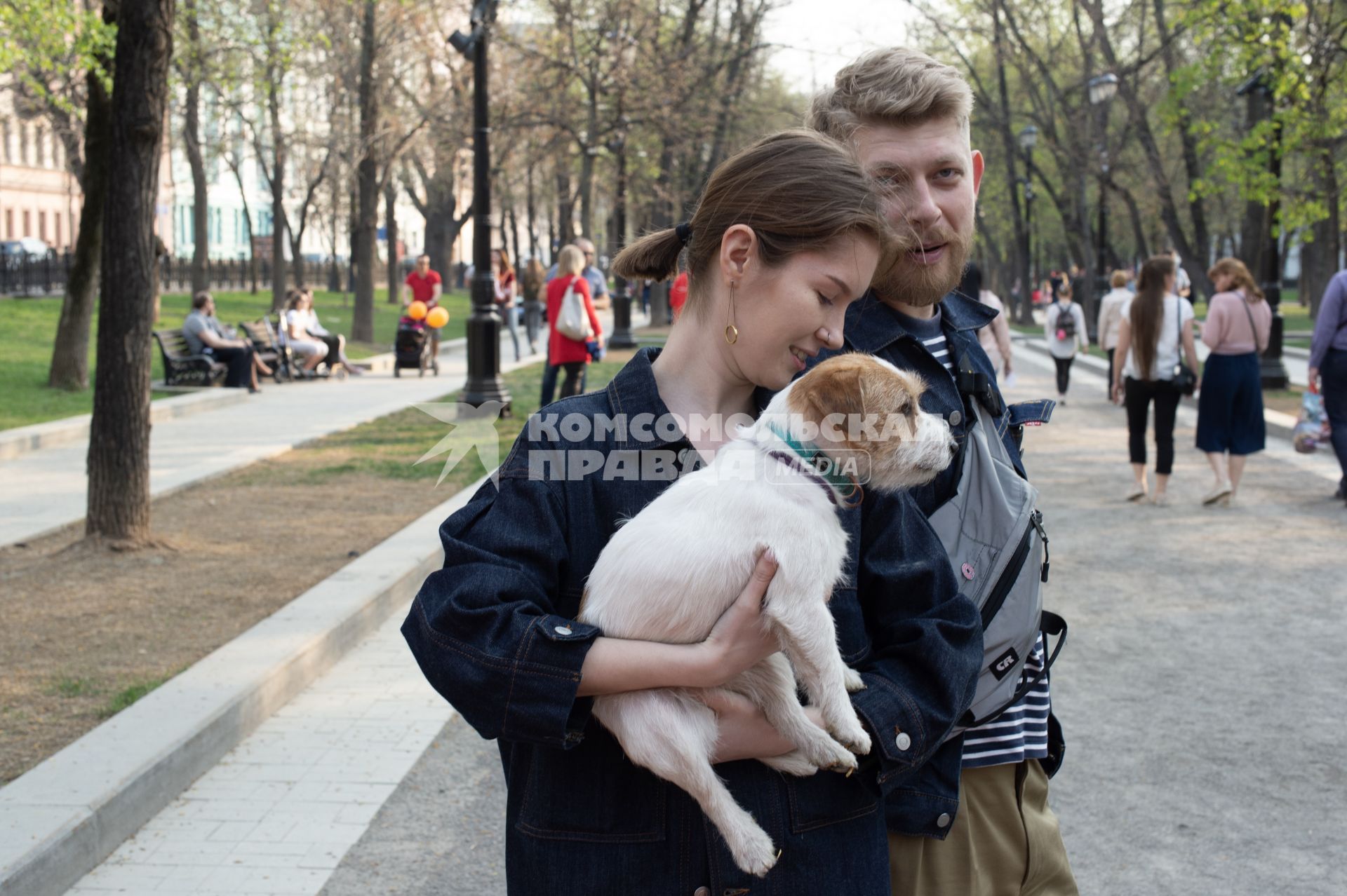 Москва.   Девушка держит на руках собаку породы фокстерьер.