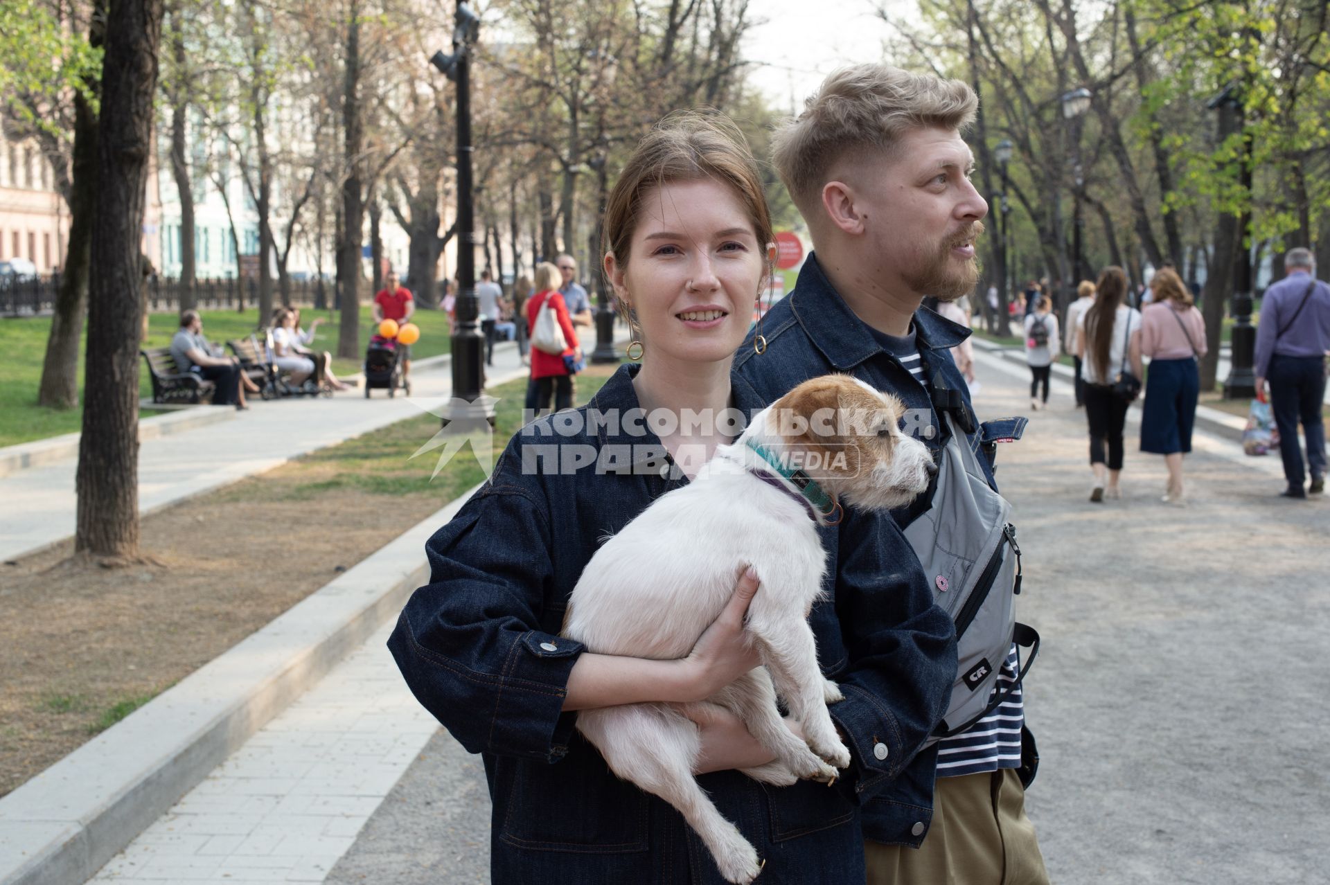 Москва.   Девушка держит на руках собаку породы фокстерьер.