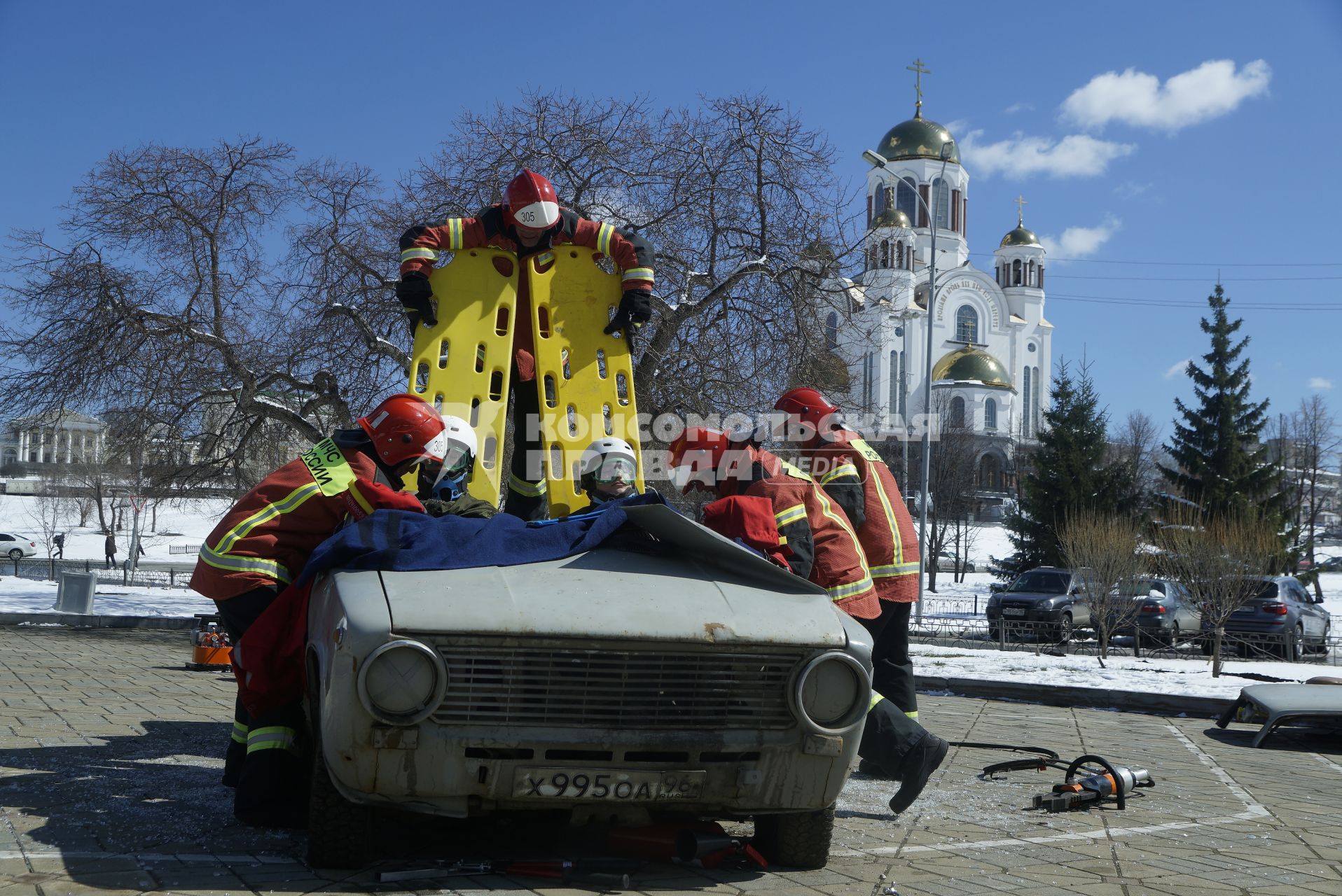 Екатеринбург. Празднования 370-летия образования пожарной охраны России. Аварийно-спасательная бригада во время показательной эвакуации пострадавших в ДТП