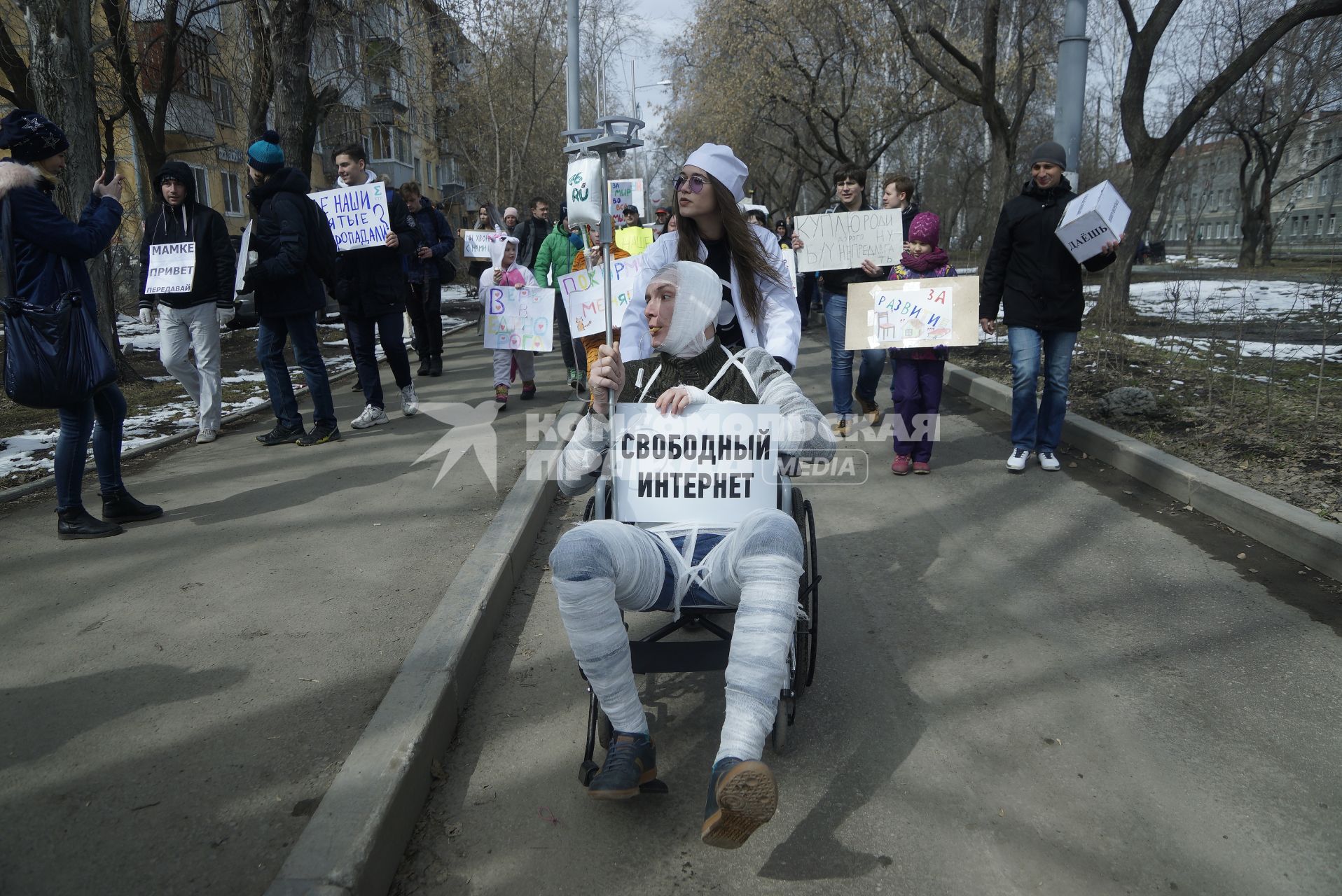 Екатеринбург. Участники монстрации (шествие с шуточными и абсурдными лозунгами) во время шествия