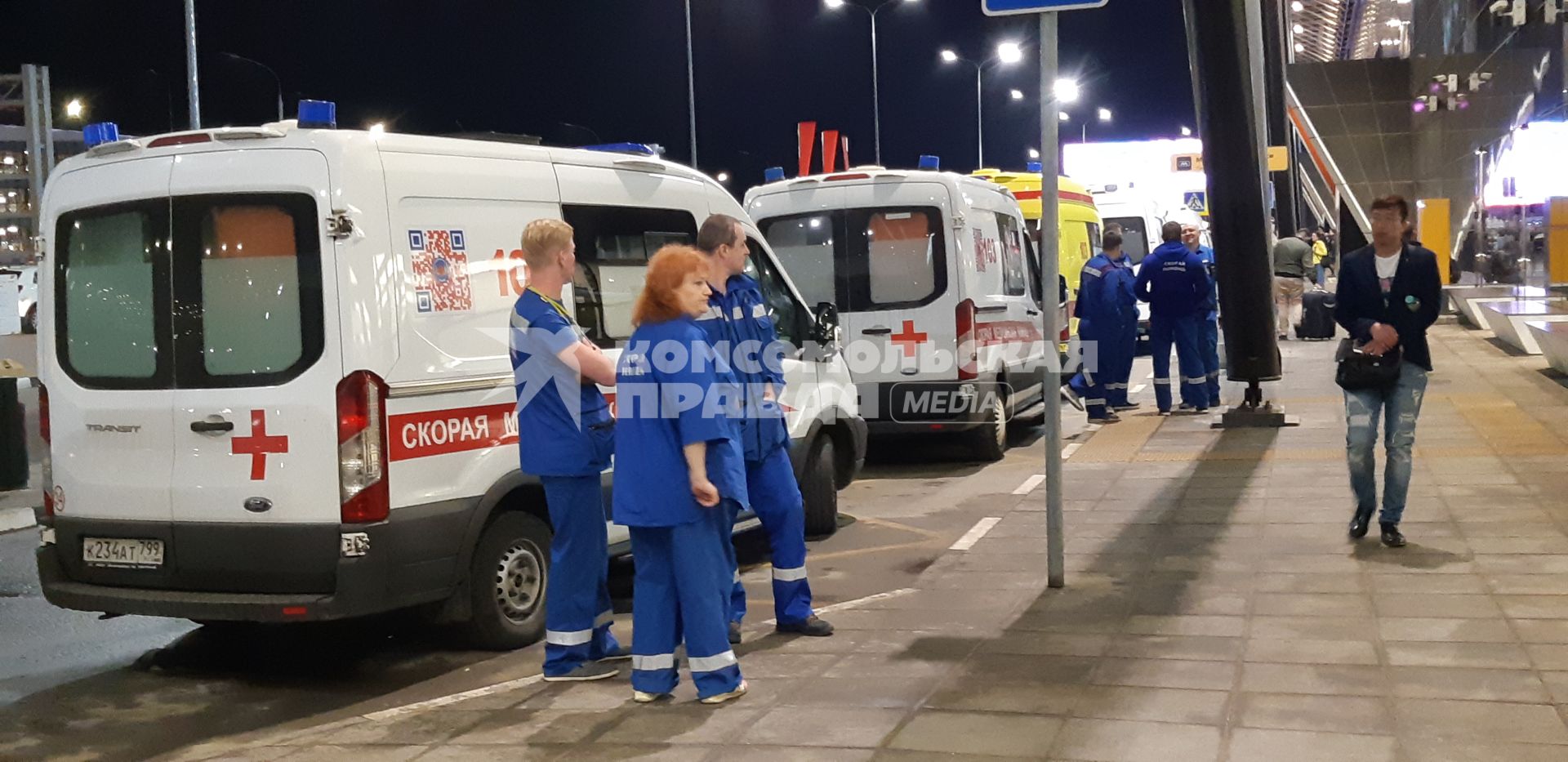 Московская область.  Автомобили скорой помощи в аэропорту Шереметьево. В результате возгорания в самолете Sukhoi Superjet-100 с бортовым номером RA-89098 авиакомпании `Аэрофлот`, который следовал в Мурманск из Москвы и совершил вынужденную посадку в аэропорту Шереметьево, погибли люди.