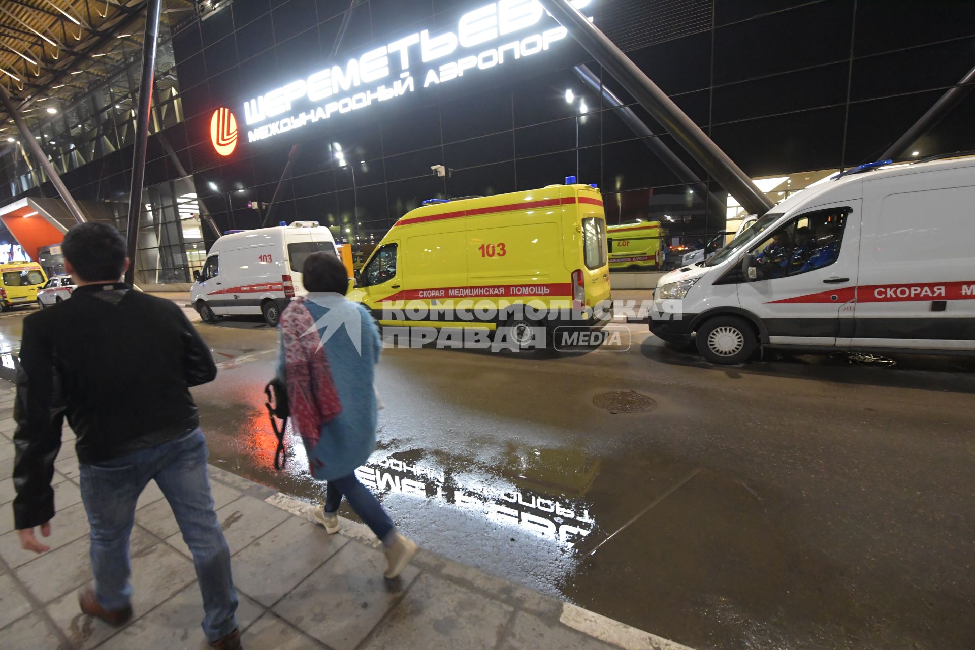 Московская область.  Автомобили скорой помощи в аэропорту Шереметьево. В результате возгорания в самолете Sukhoi Superjet-100 с бортовым номером RA-89098 авиакомпании `Аэрофлот`, который следовал в Мурманск из Москвы и совершил вынужденную посадку в аэропорту Шереметьево, погибли люди.