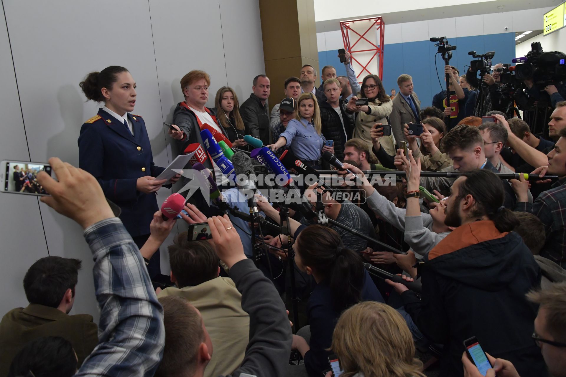 Московская область. Старший помощник руководителя Московского межрегионального следственного управления на транспорте СК РФ Елена Марковская (слева) общается с прессой в аэропорту Шереметьево. В результате возгорания в самолете Sukhoi Superjet-100 с бортовым номером RA-89098 авиакомпании `Аэрофлот`, который следовал в Мурманск из Москвы и совершил вынужденную посадку в аэропорту Шереметьево, погибли люди.