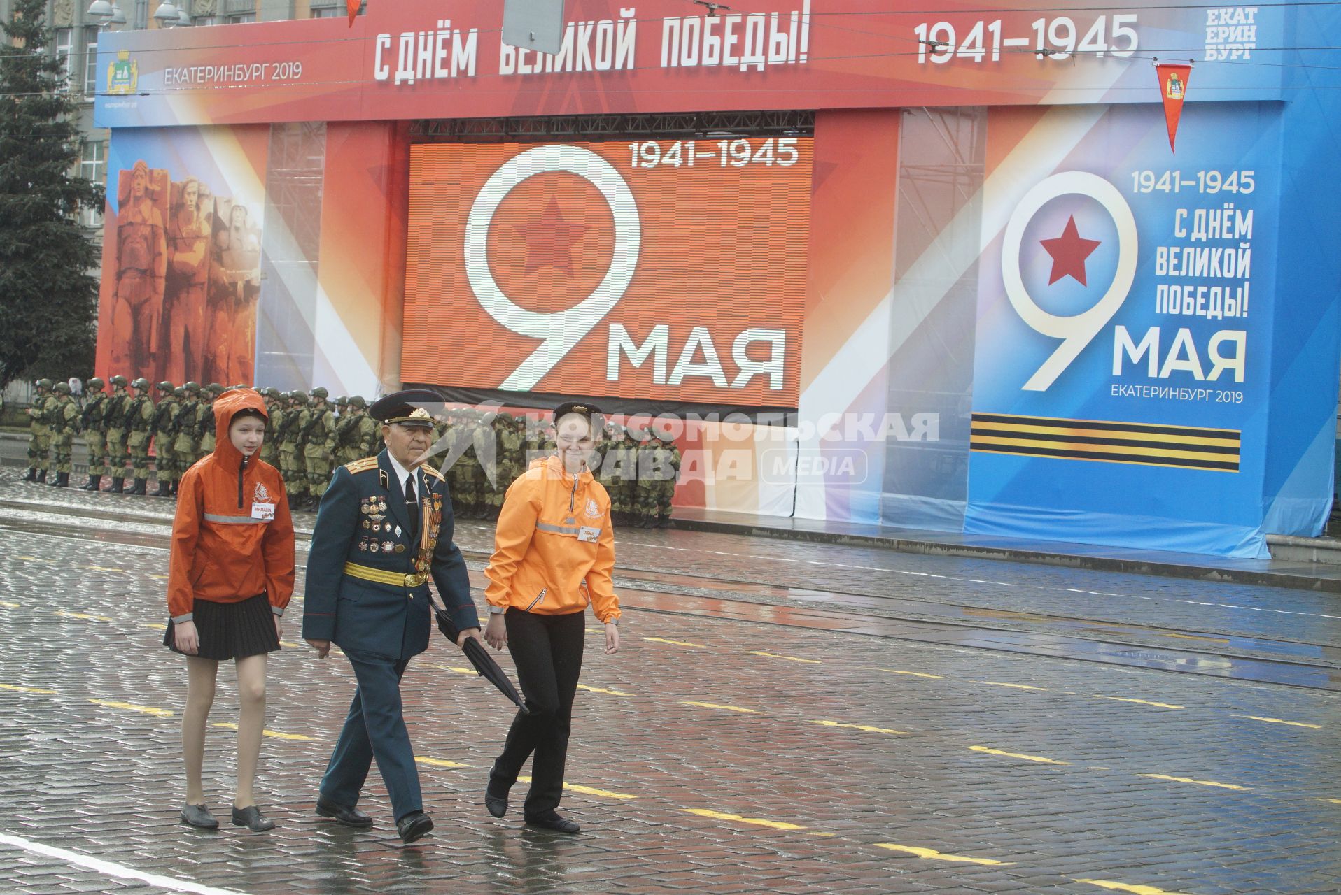 Екатеринбург. День Победы. Волонтеры сопровождают бабушку-ветерана перед началом парада в честь 74-й годовщины победы в Великой Отечественной войны