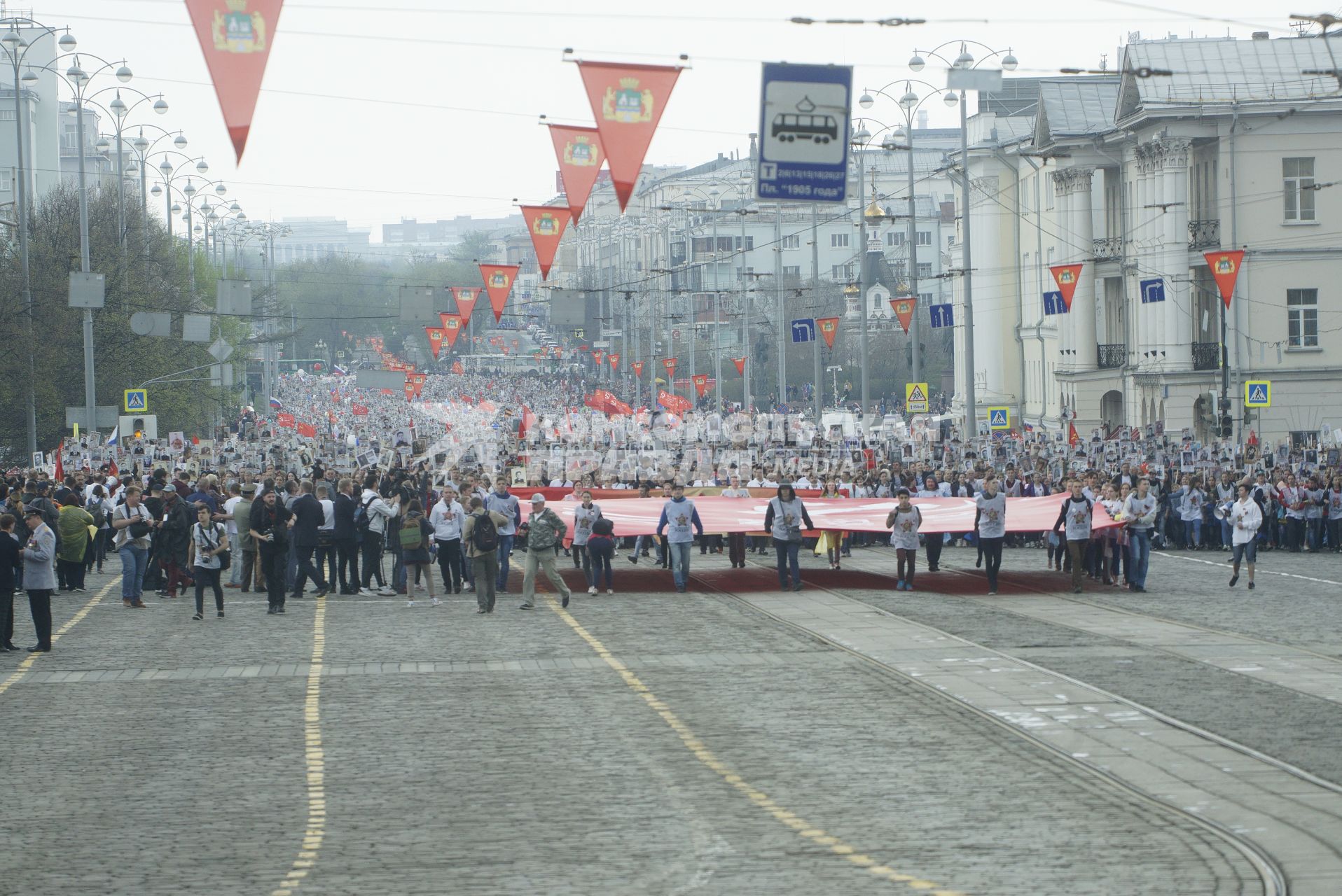 Екатеринбург. День Победы. Парад в честь 74-й годовщины победы в Великой Отечественной войны. Шествие колонны \'Бессмертный полк\'