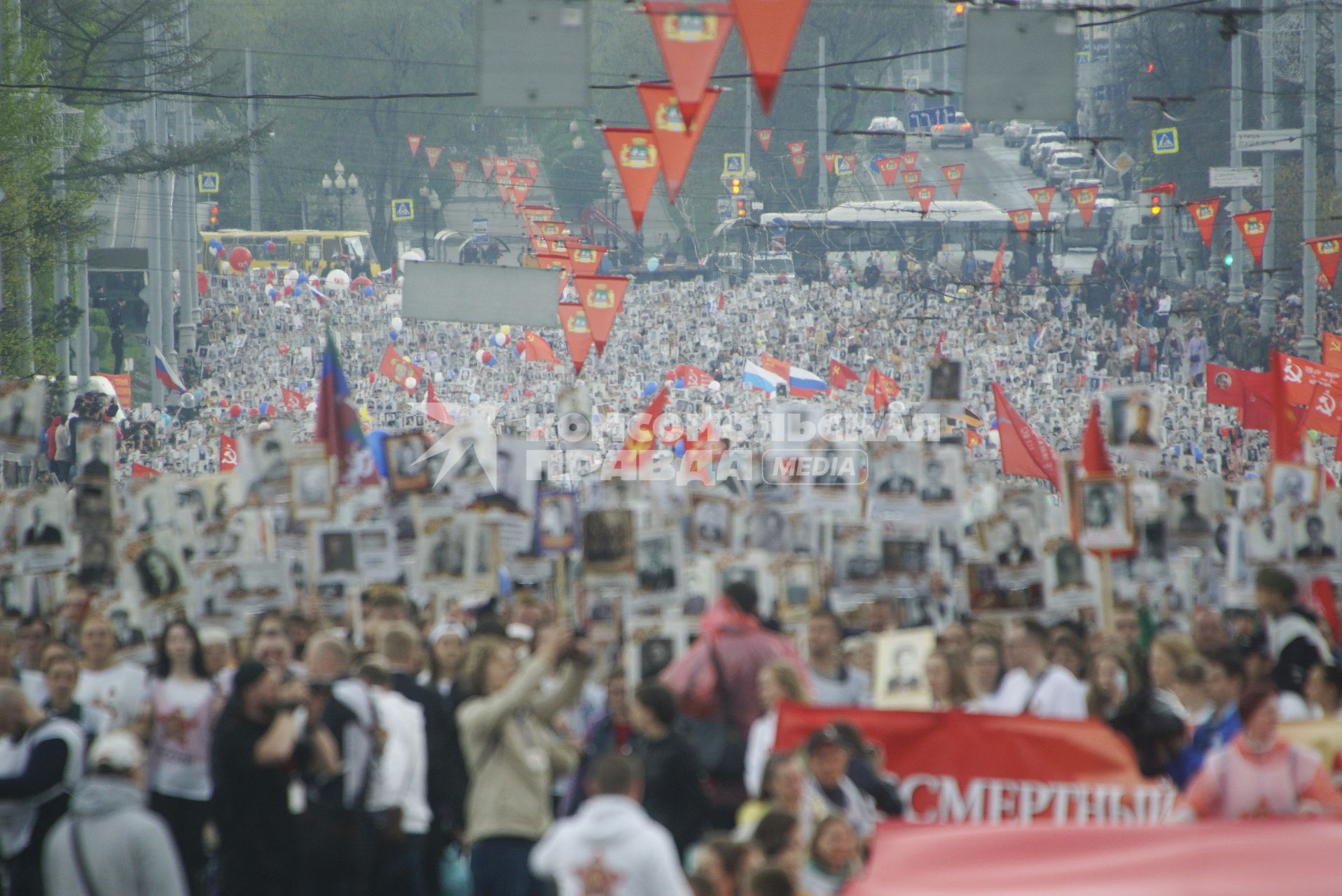 Екатеринбург. День Победы. Парад в честь 74-й годовщины победы в Великой Отечественной войны. Шествие колонны \'Бессмертный полк\'