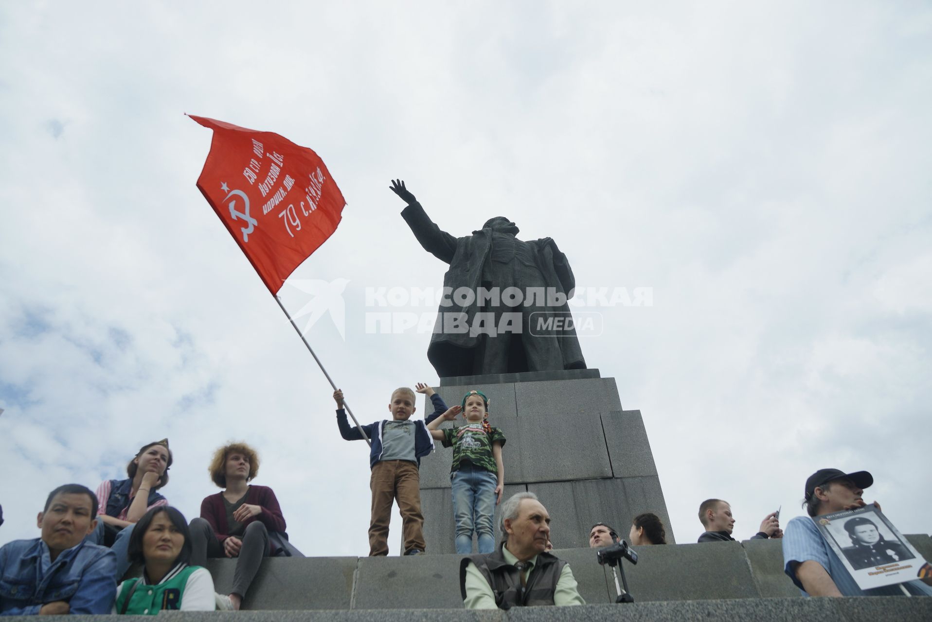 Екатеринбург. День Победы. Парад в честь 74-й годовщины победы в Великой Отечественной войны. дети с знамерем победы на фоне памятника Ленину