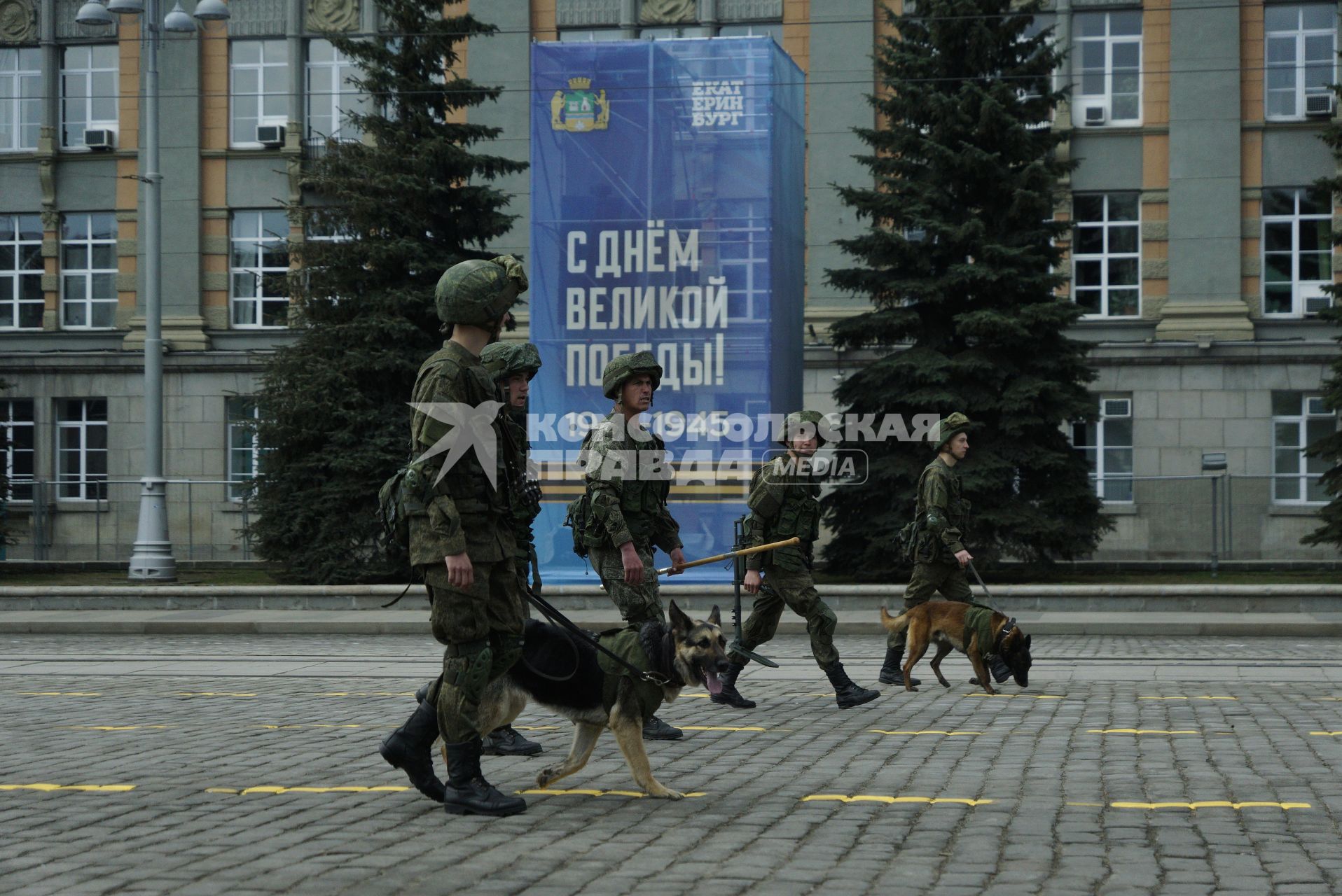 Екатеринбург. День Победы. Кинологи с служебными собаками и саперы обследуют площадь 1905 года, где пройдет парад в честь 74-й годовщины победы в Великой Отечественной войны