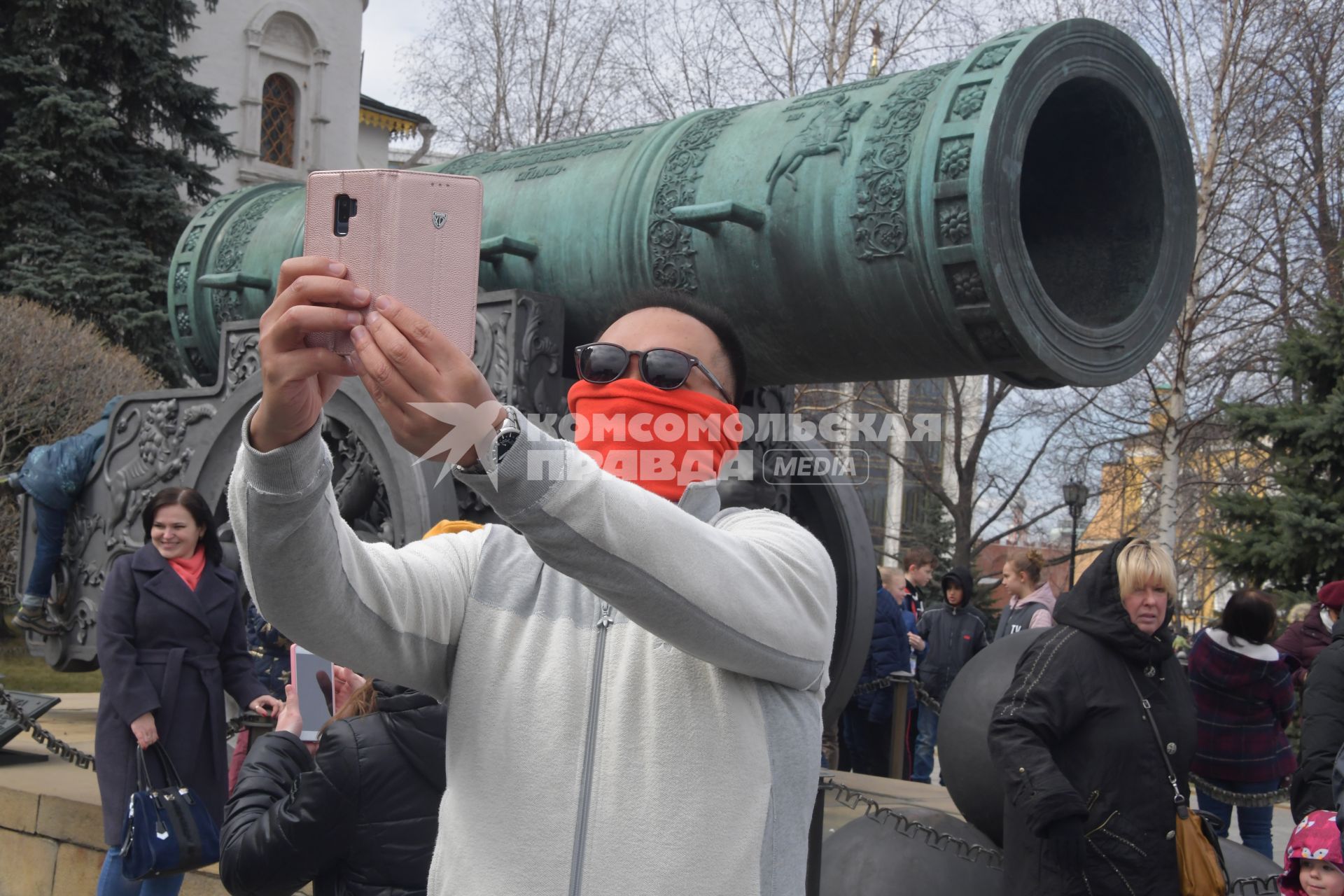 Москва. Посетители во время  церемонии развода пеших и конных караулов на Соборной площади Московского Кремля.