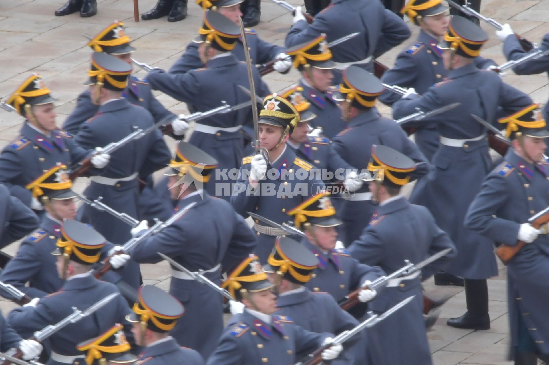 Москва. Военнослужащие Президентского полка во время церемонии развода пеших и конных караулов на Соборной площади Московского Кремля.