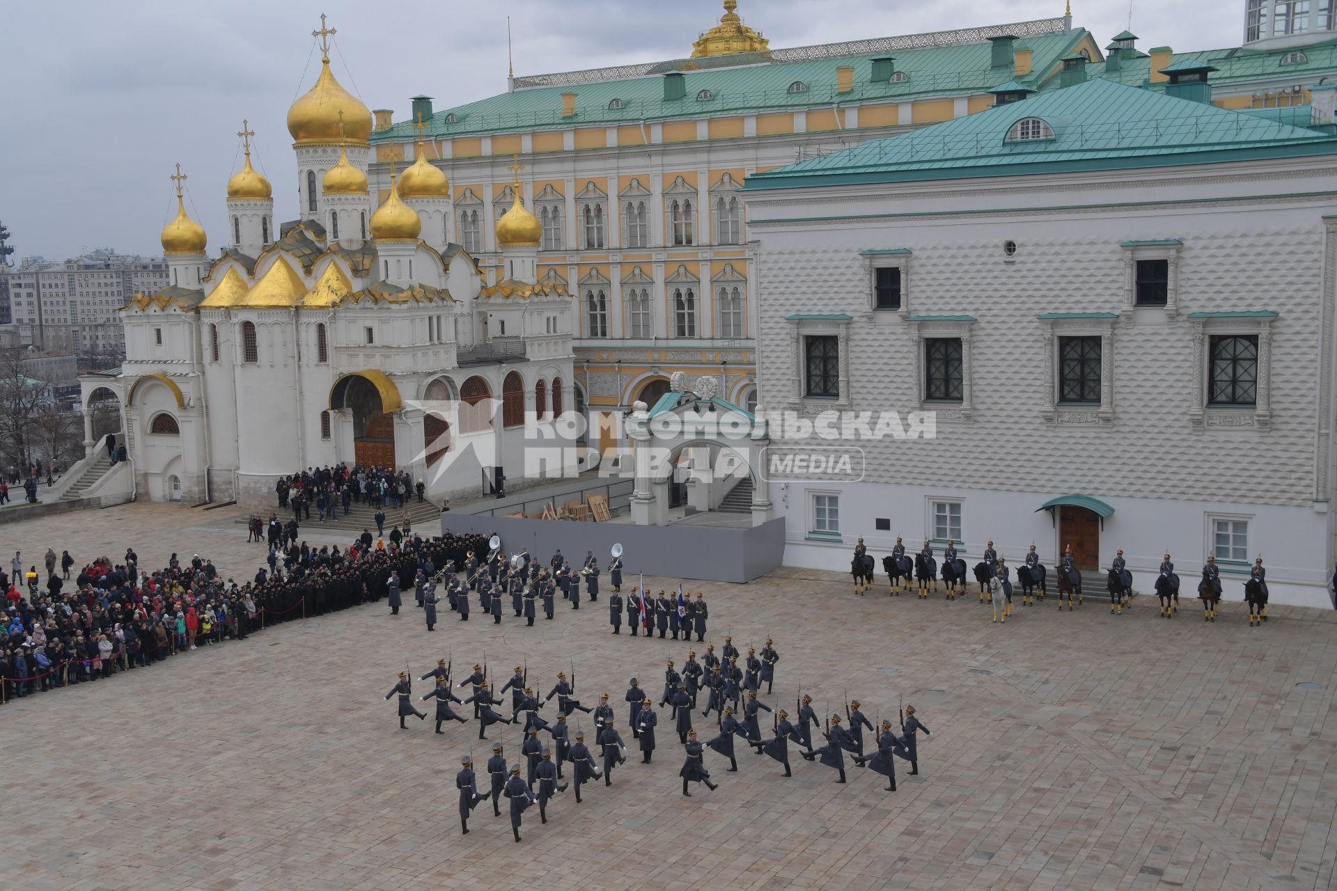 Москва. Военнослужащие Президентского полка во время церемонии развода пеших и конных караулов на Соборной площади Московского Кремля.