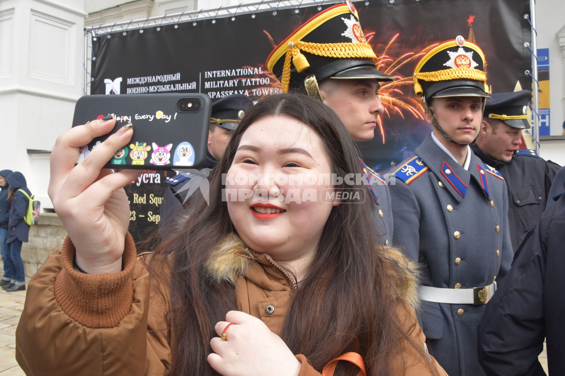 Москва. Посетители во время  церемонии развода пеших и конных караулов на Соборной площади Московского Кремля.