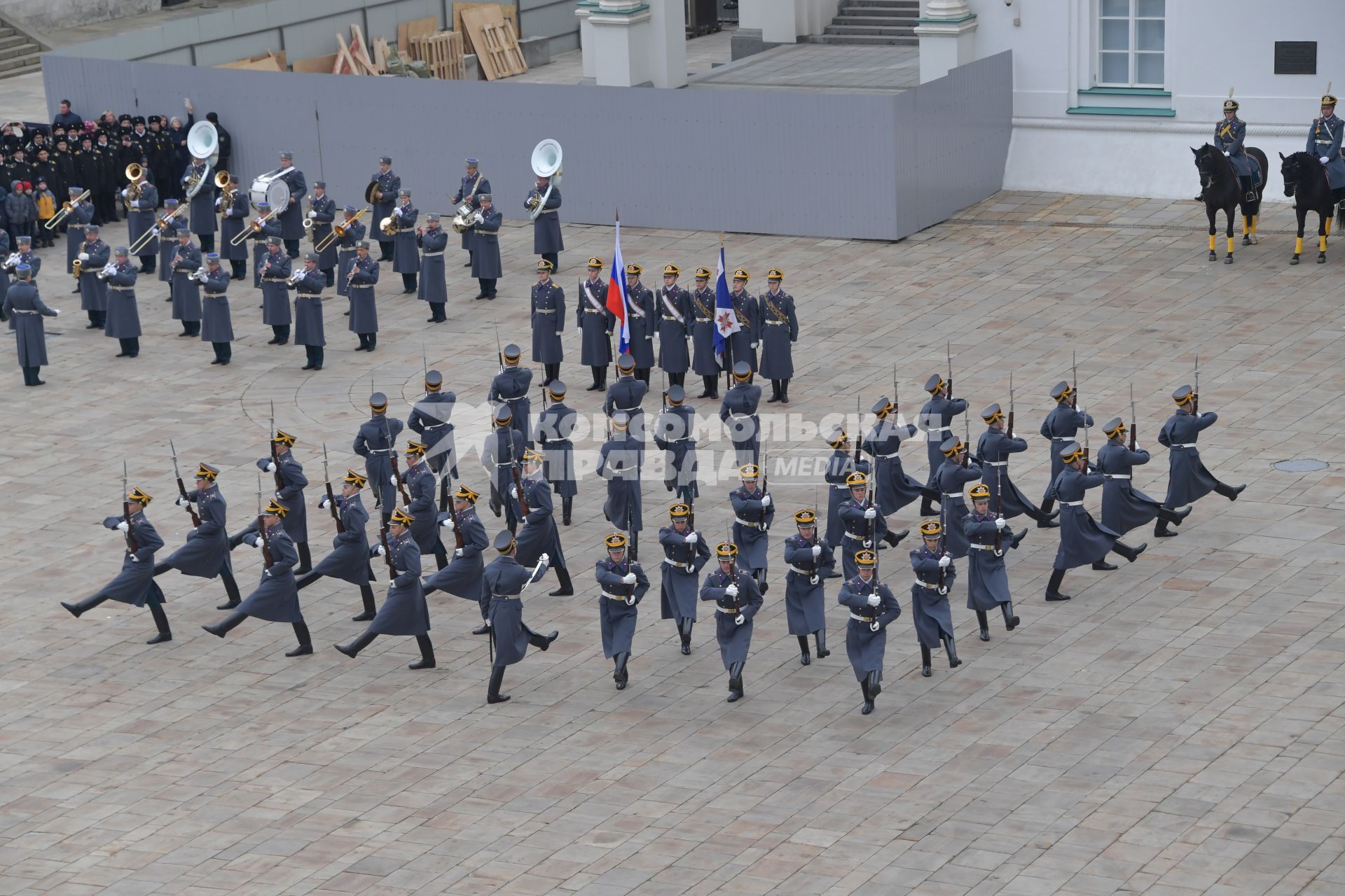 Москва. Военнослужащие Президентского полка во время церемонии развода пеших и конных караулов на Соборной площади Московского Кремля.