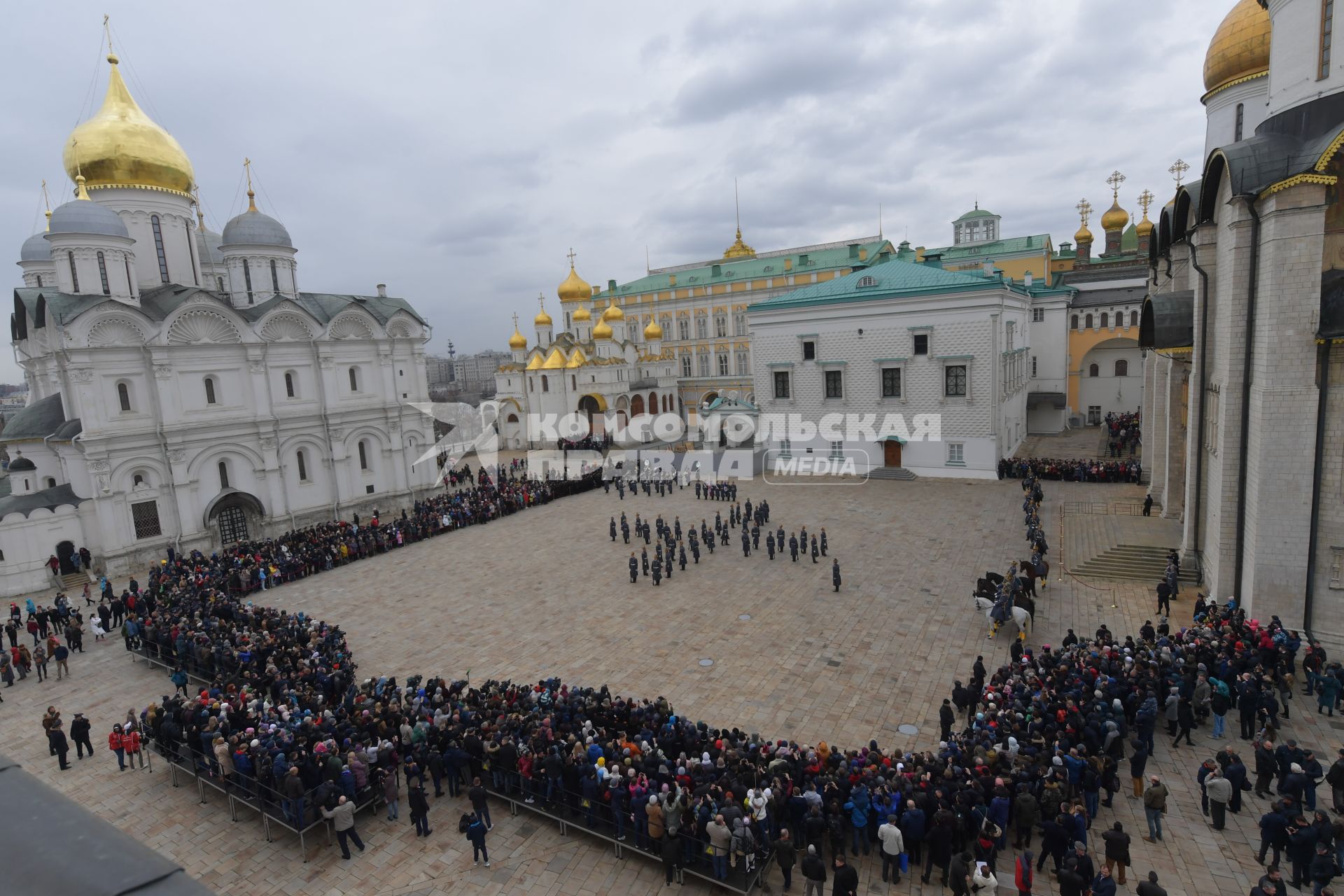 Москва. Военнослужащие Президентского полка во время церемонии развода пеших и конных караулов на Соборной площади Московского Кремля.