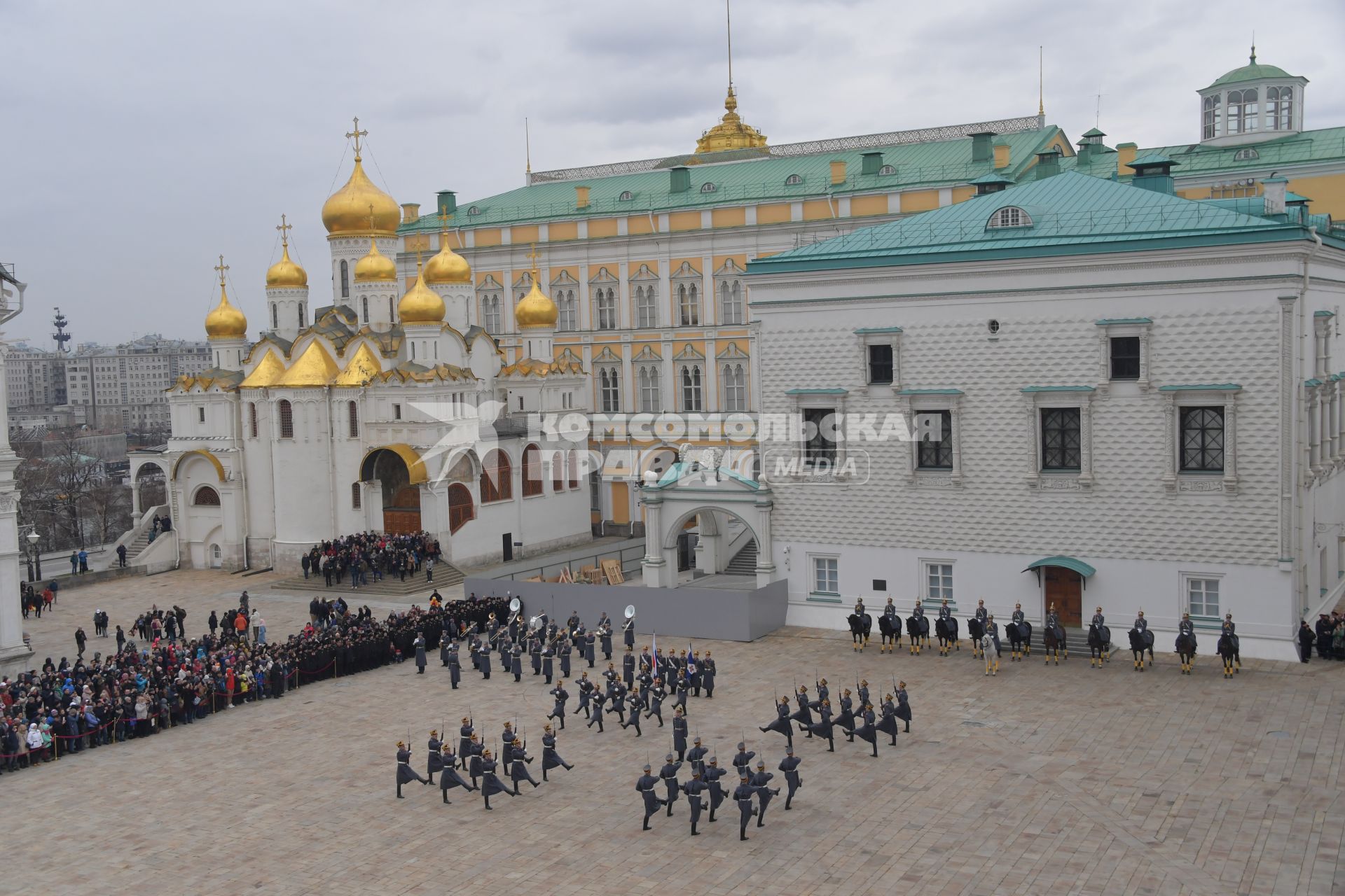 Москва. Военнослужащие Президентского полка во время церемонии развода пеших и конных караулов на Соборной площади Московского Кремля.