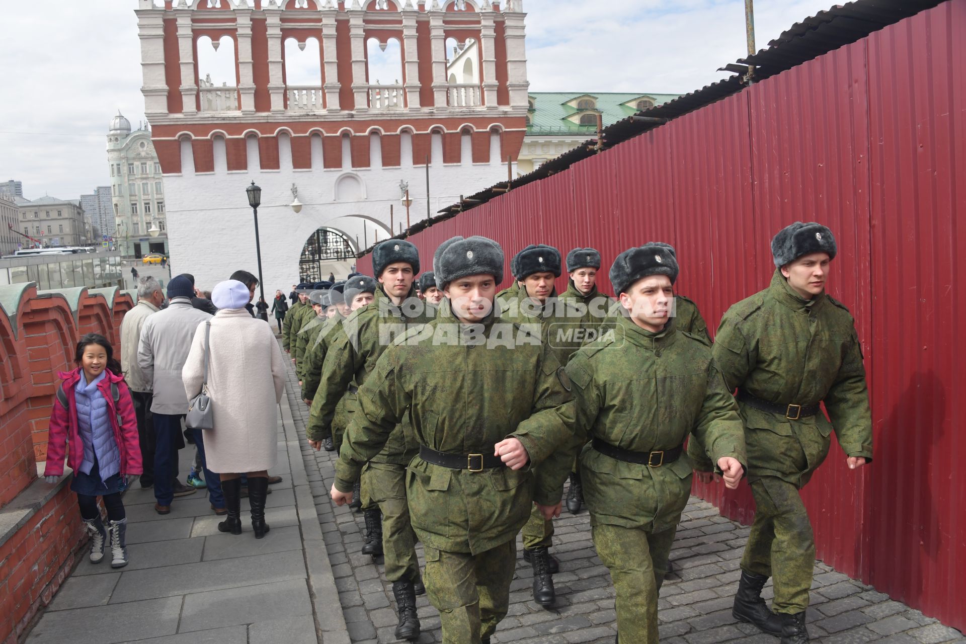 Москва. Военнослужащие на Троицком мосту Московского Кремля.