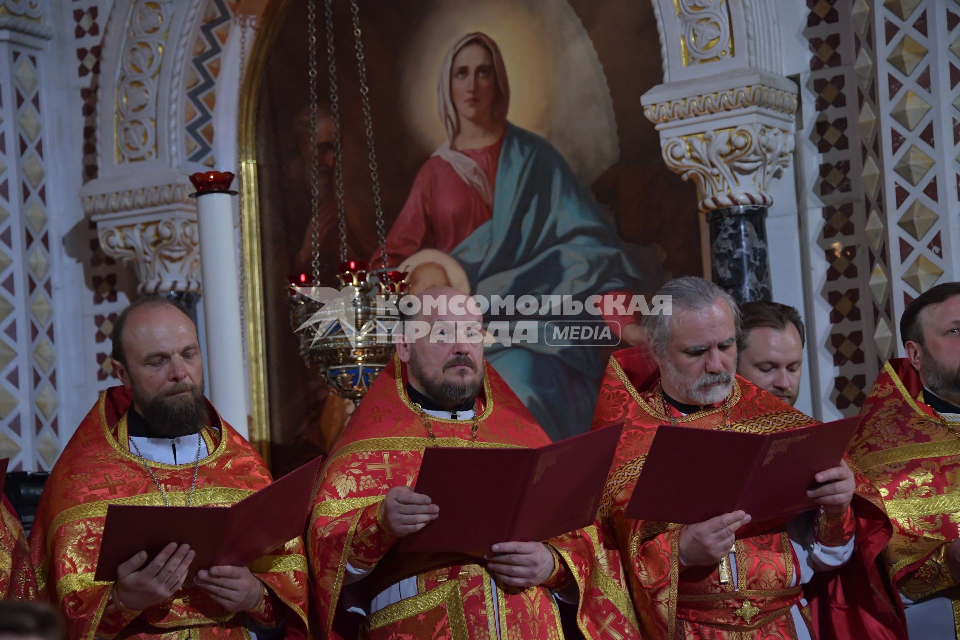 Москва.  Священнослужители во время праздничного пасхального богослужения в храме Христа Спасителя.