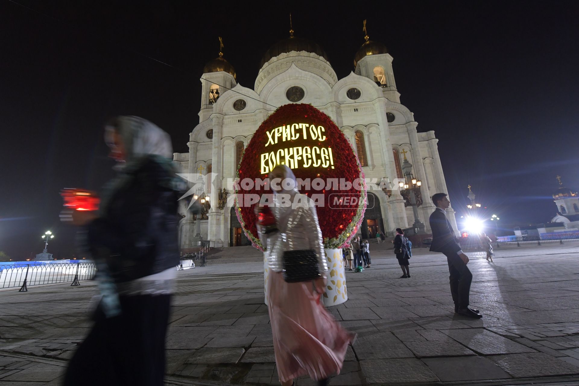 Москва. Храм Христа Спасителя перед началом праздничного пасхального богослужения.