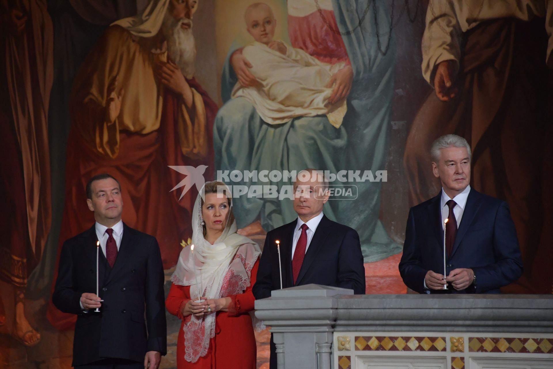 Москва.   Премьер-министр РФ Дмитрий Медведев и его супруга Светлана, президент РФ Владимир Путин и мэр Москвы Сергей Собянин (слева направо) во время праздничного пасхального богослужения в храме Христа Спасителя.