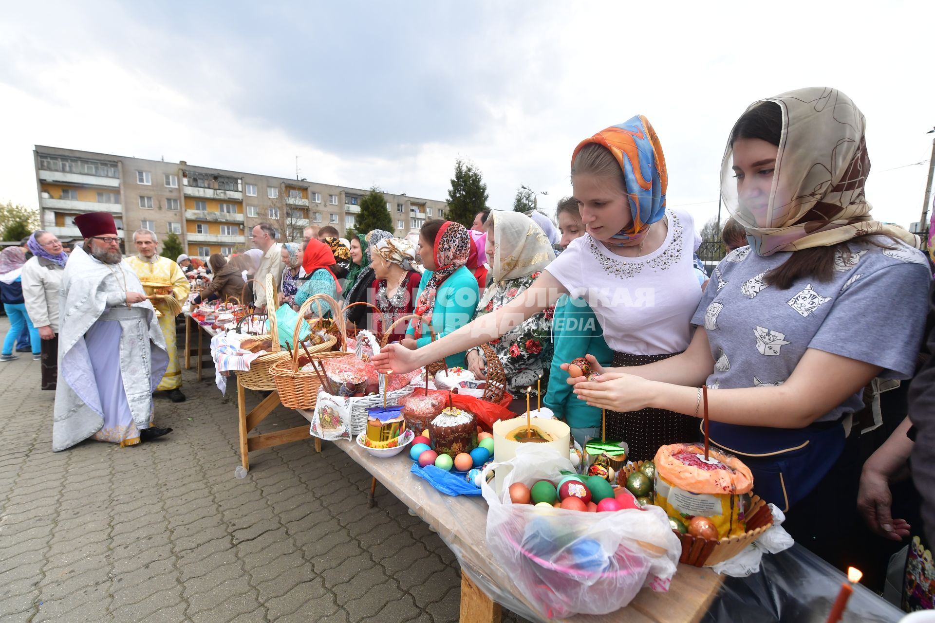 Москва. Освящение пасхальных куличей и яиц в Великую субботу.