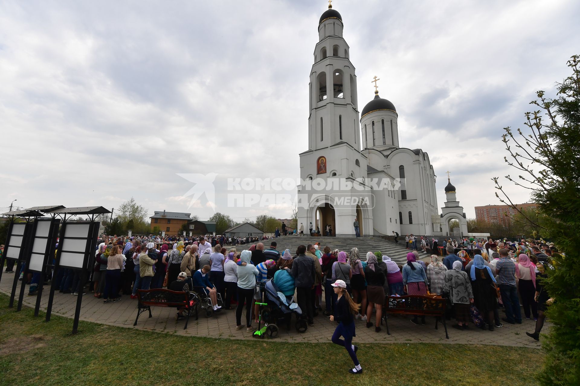 Москва. Освящение пасхальных куличей и яиц в Великую субботу.