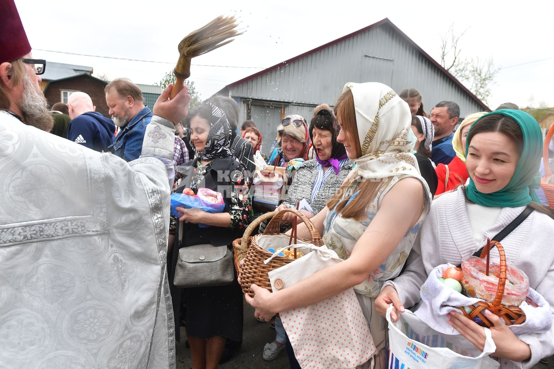 Москва. Освящение пасхальных куличей и яиц в Великую субботу.