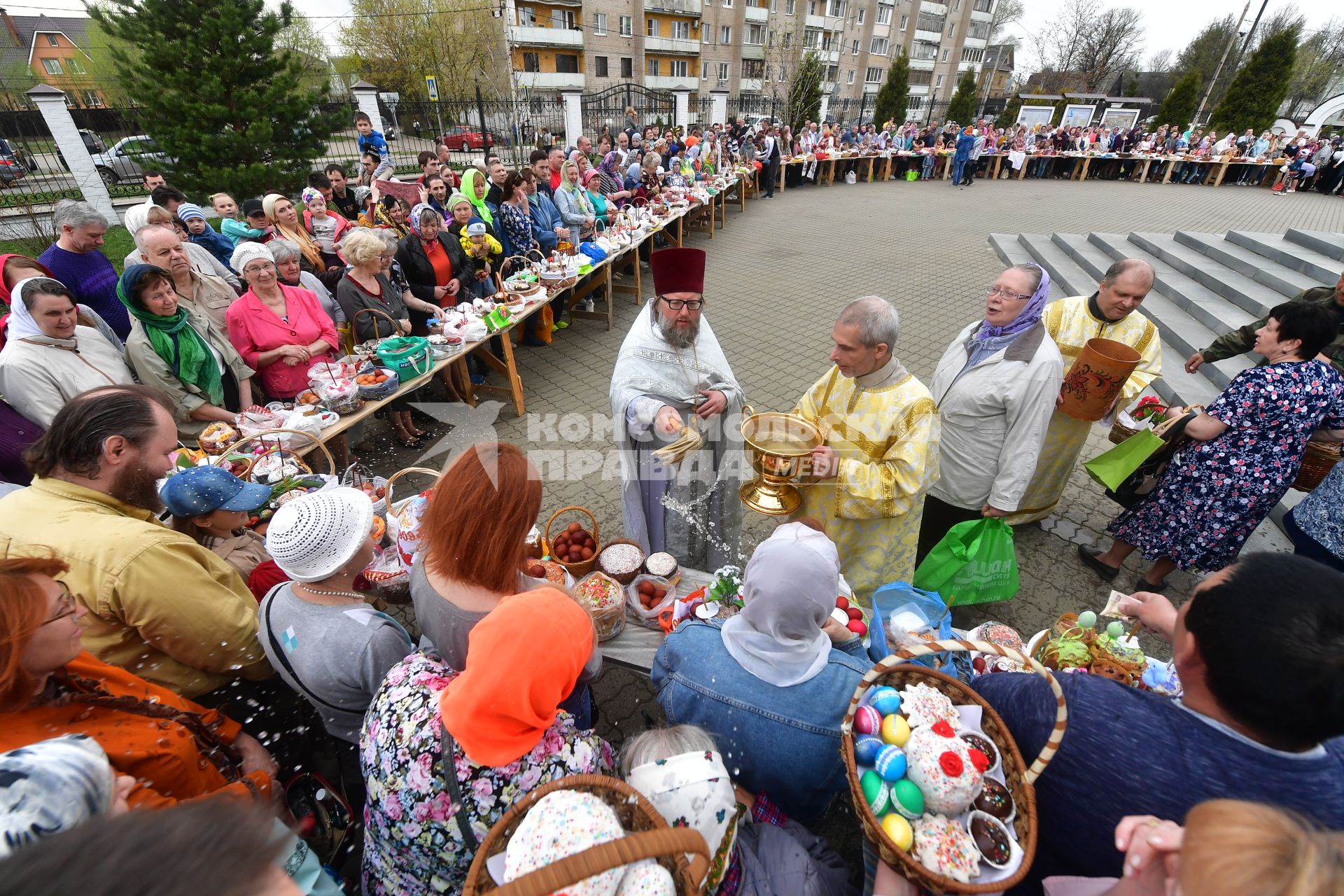 Москва. Освящение пасхальных куличей и яиц в Великую субботу.