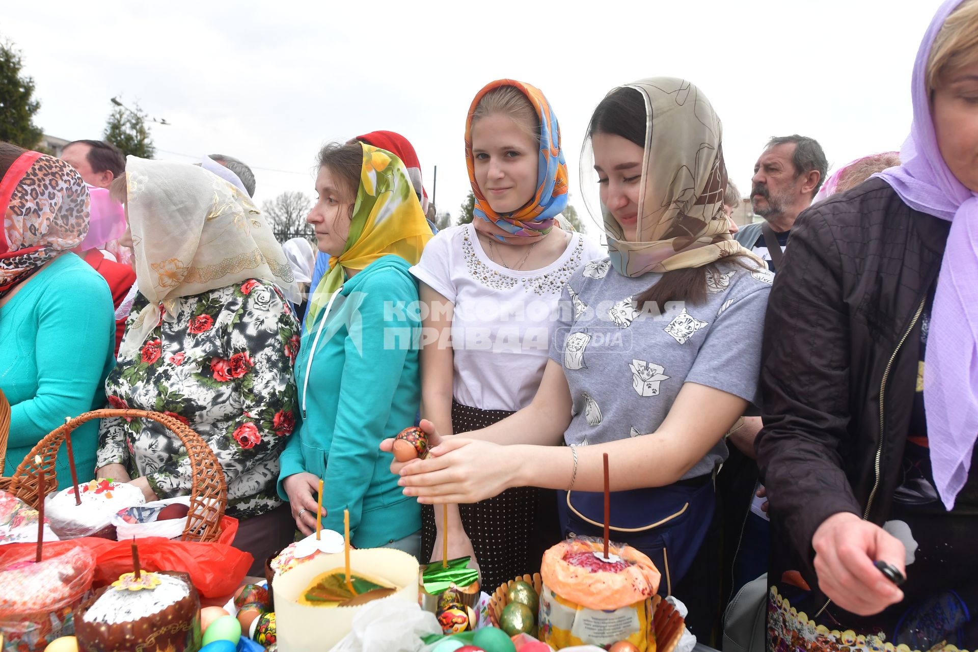 Москва. Освящение пасхальных куличей и яиц в Великую субботу.